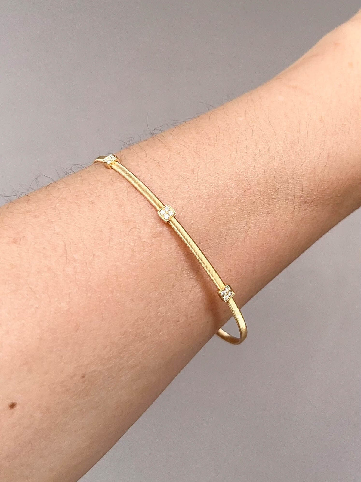 18K Gold Woven Wire Bangle Open End Flexible with Diamonds 7&quot; Marco Bicego Style R2104 Aurora Designer