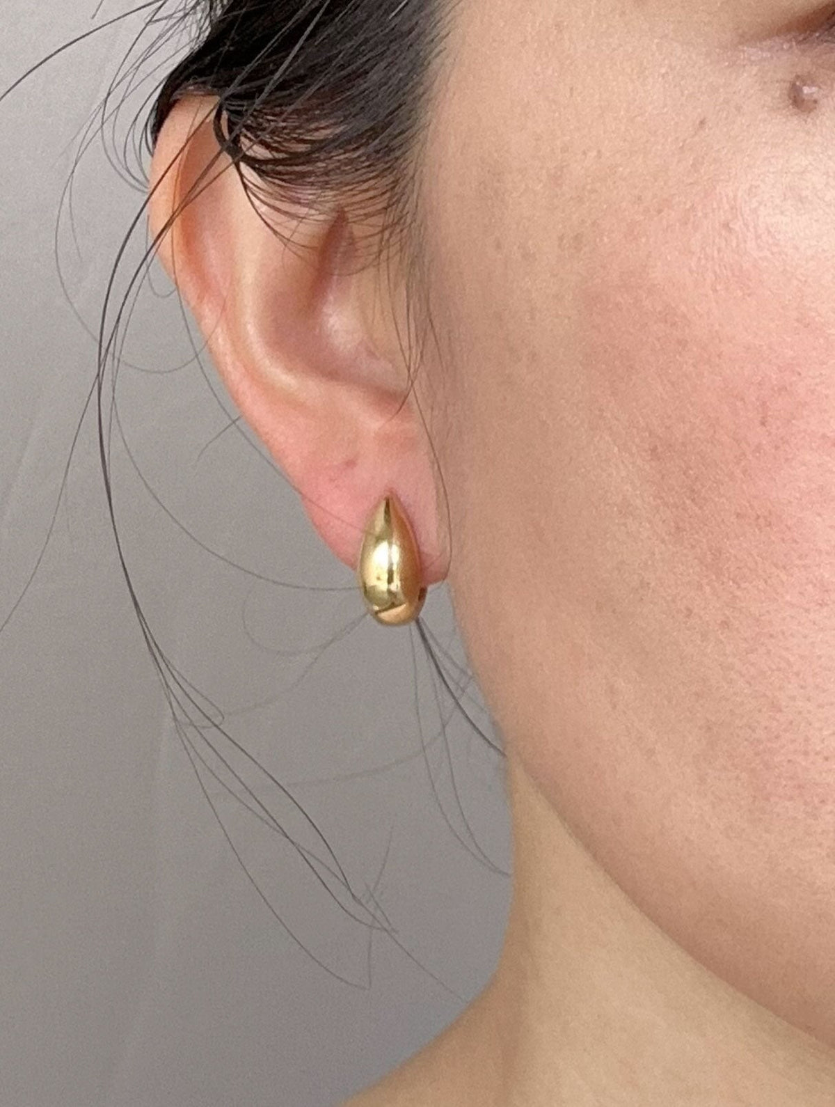 18K Gold Dual Tone Wear Both Sides Huggie Earrings 3.7g R3242 Aurora Designer