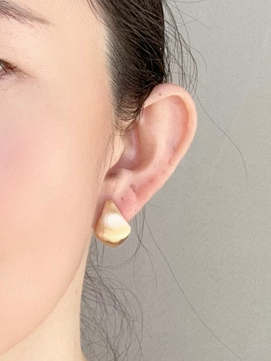 18K Gold Earrings Fan Shape Brushed Finish Light Weight R3251 Aurora Designer