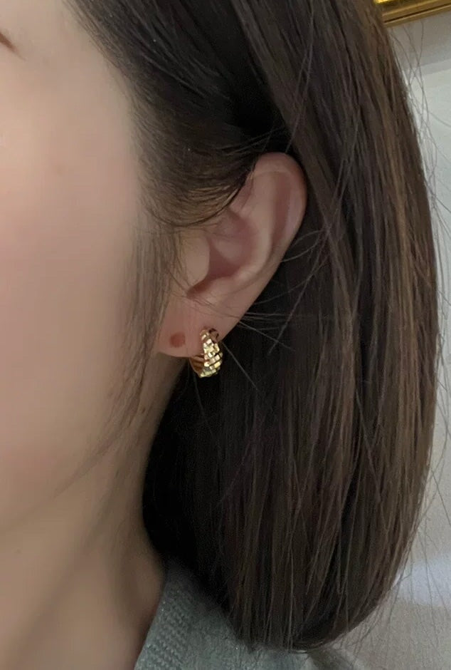 18K Gold Yellow &amp; White Dual-Tone Huggie Earrings Wear Both Sides R3277 Aurora Designer