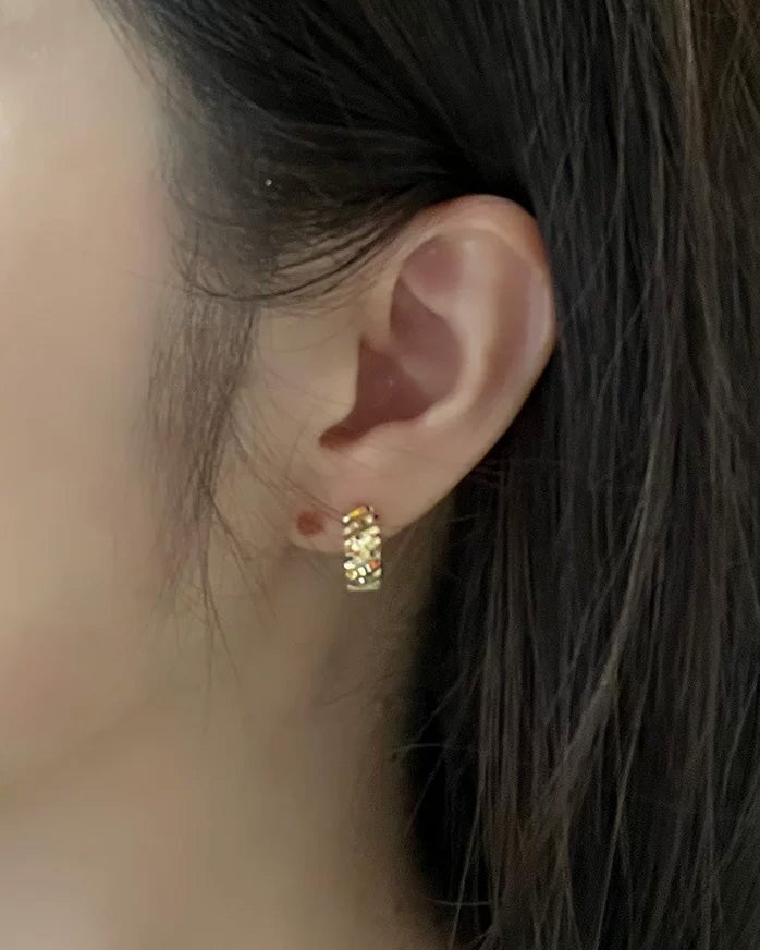 18K Gold Yellow &amp; White Dual-Tone Huggie Earrings Wear Both Sides R3277 Aurora Designer