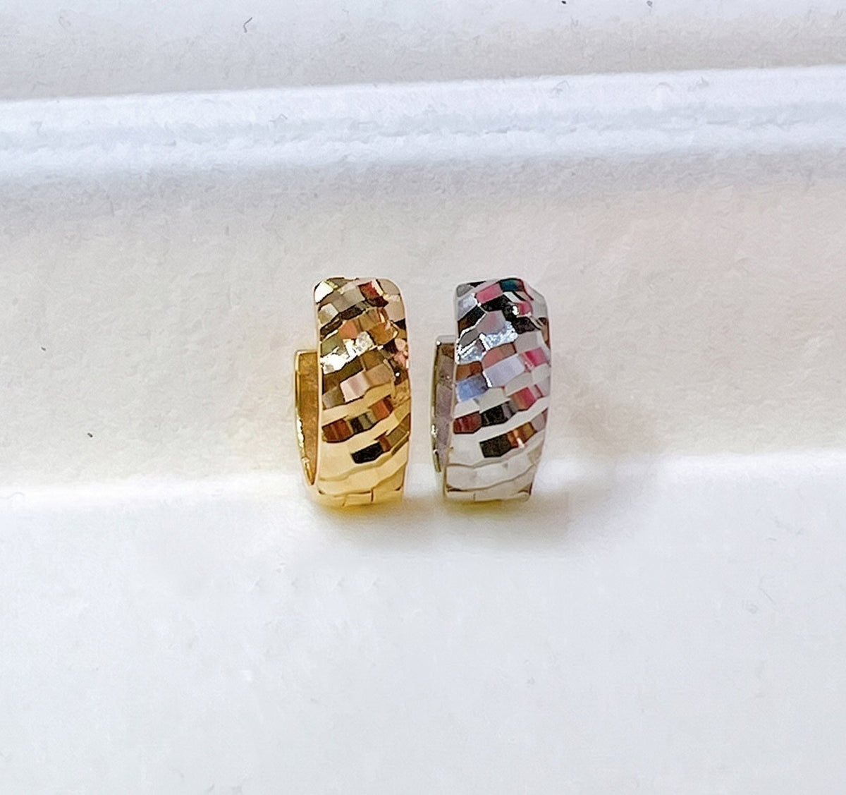 18K Gold Yellow &amp; White Dual-Tone Huggie Earrings Wear Both Sides R3277 Aurora Designer