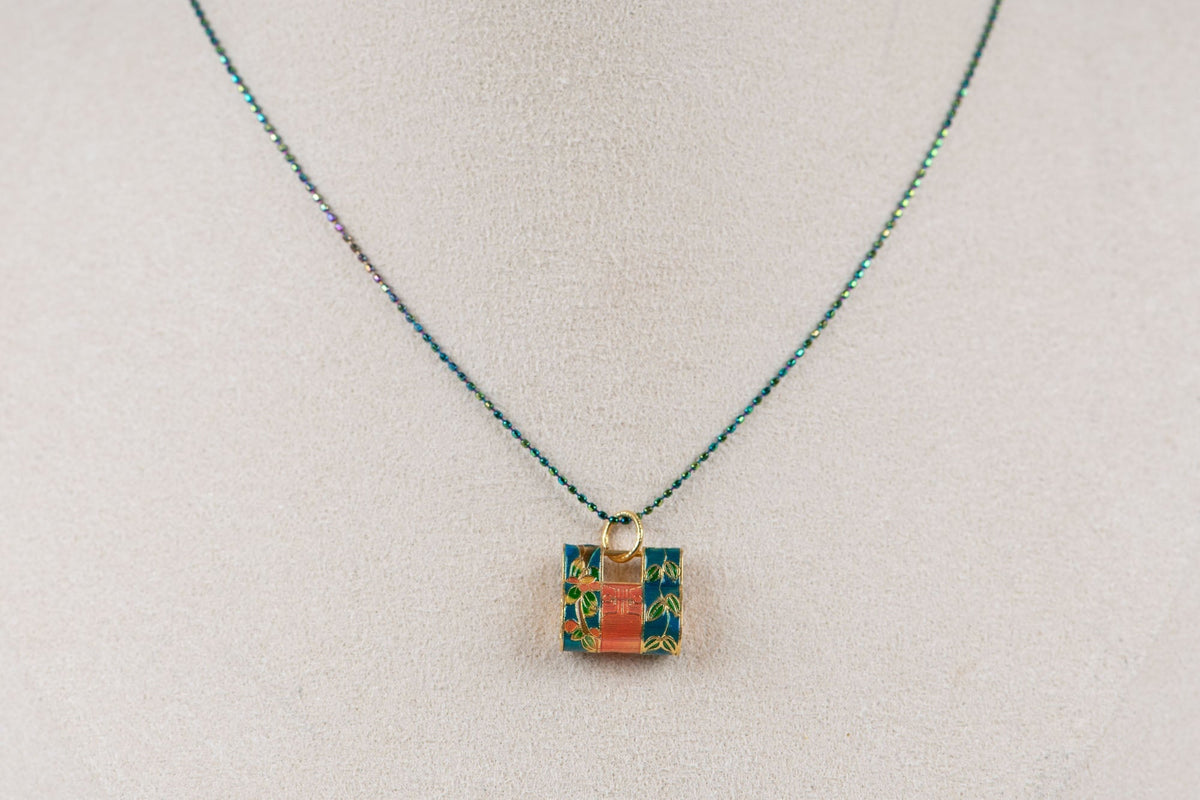 18K Gold Good &quot;Luck&quot; Lock Pendant Chinese Tradition Bright Enamel R4585 Aurora Designer