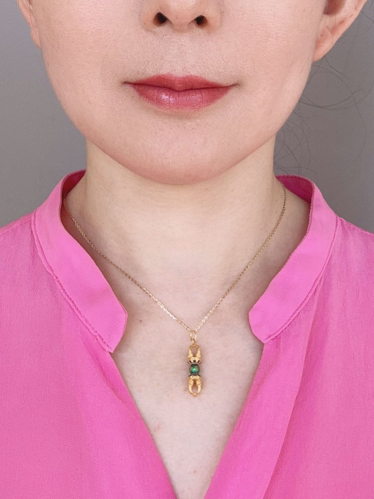 18K Gold Vajra Pendant Charm with Enamel and Sapphires 2.95g R4672 Aurora Designer
