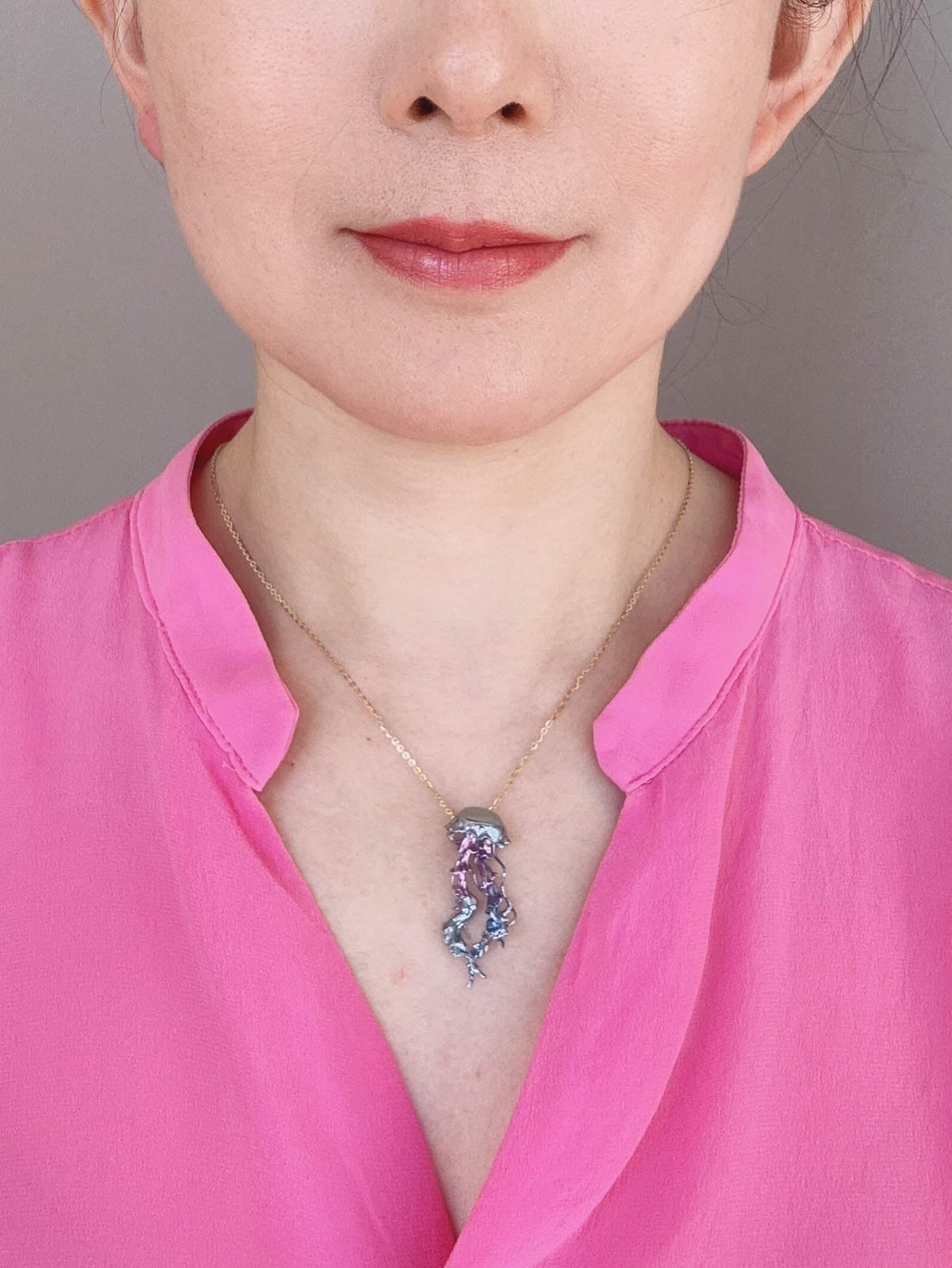 18K Gold Jellyfish Pendant with Jadeite Jade Body and Moving Tentacles Iridescent Plated Purple Blue R4678 Aurora Designer