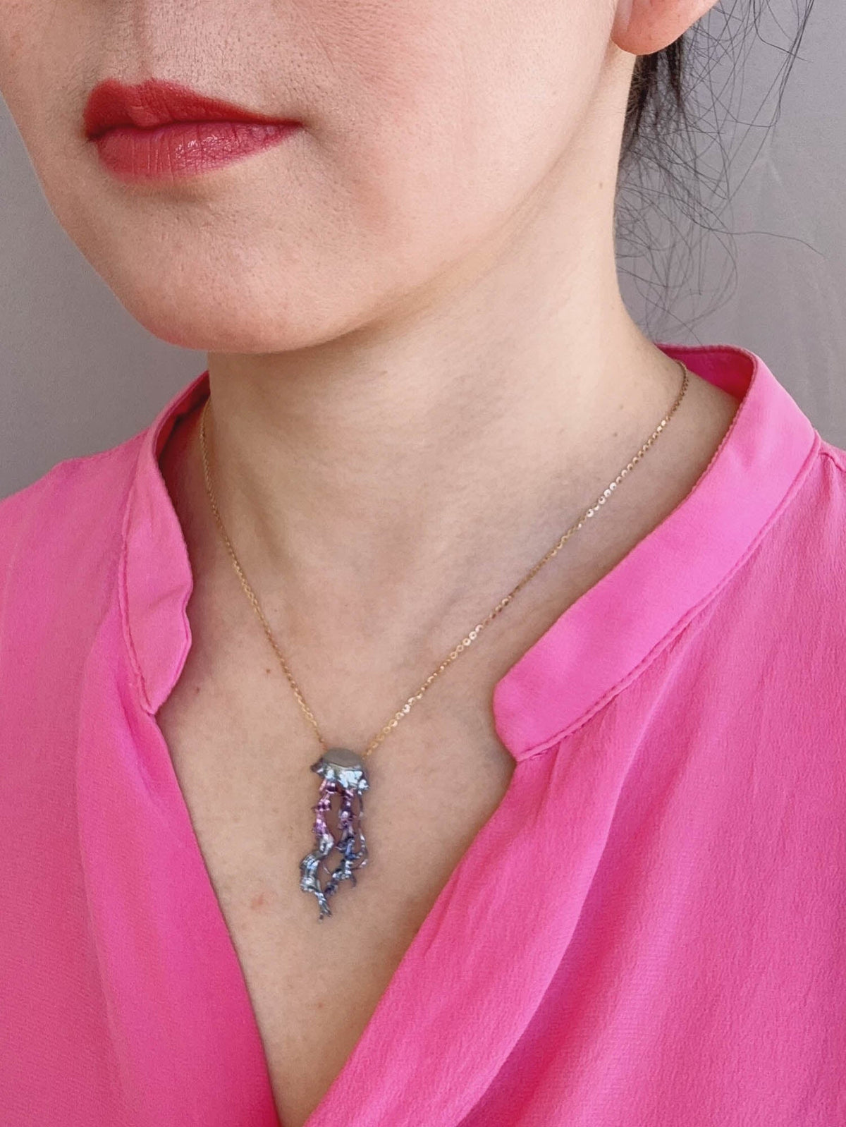 18K Gold Jellyfish Pendant with Jadeite Jade Body and Moving Tentacles Iridescent Plated Purple Blue R4678 Aurora Designer