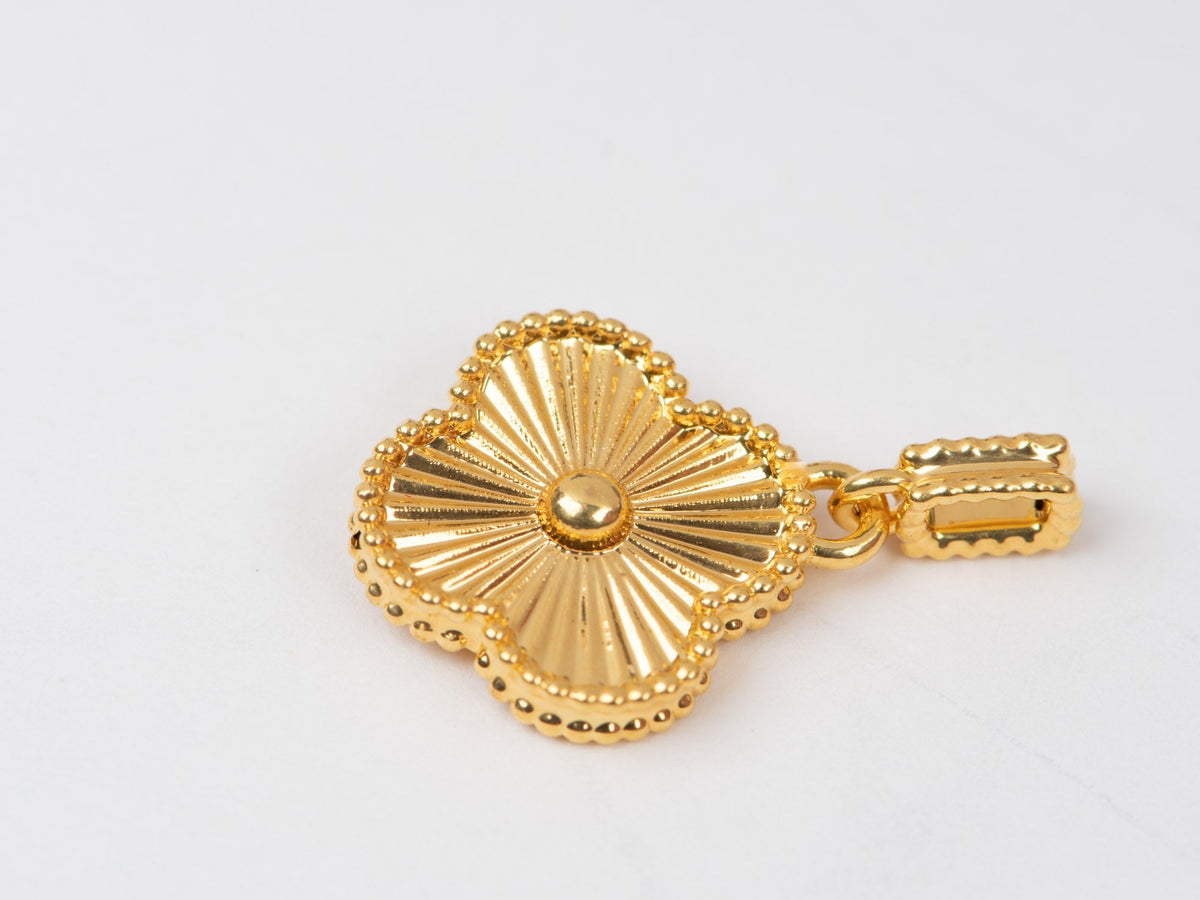 18K Gold Sparkly Clover Flower Pendant Hollow Light Weight R4722 Aurora Designer
