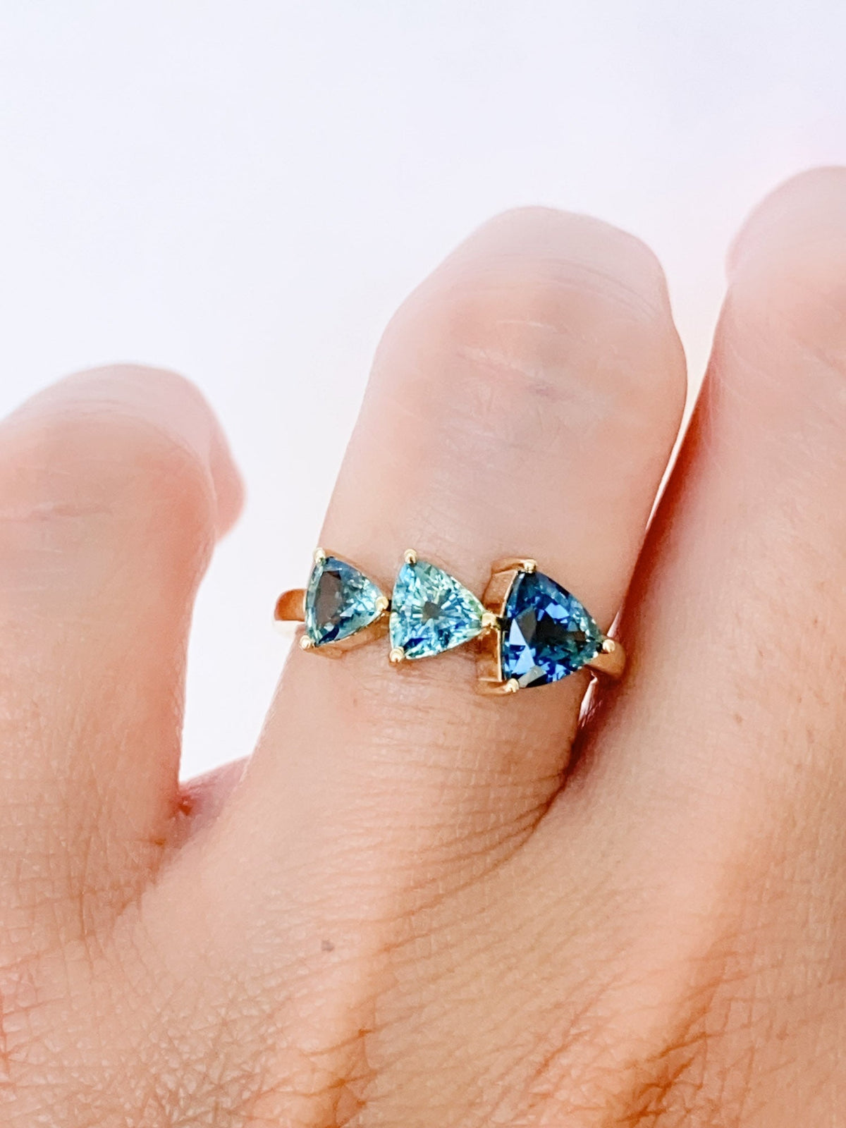 2.4ctw Graduated Size Ombré Color Teal Sapphire Ring 14K Gold R6565 Aurora Designer