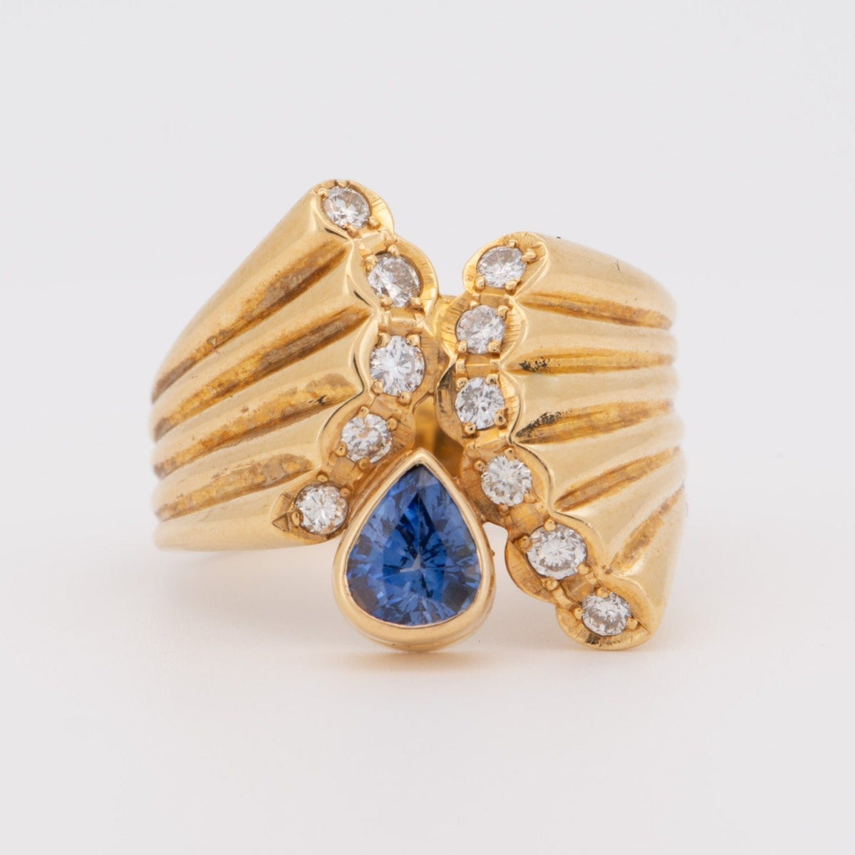 Sapphire and Diamond Ribbed Ring 18K Gold R6726 Aurora Designer