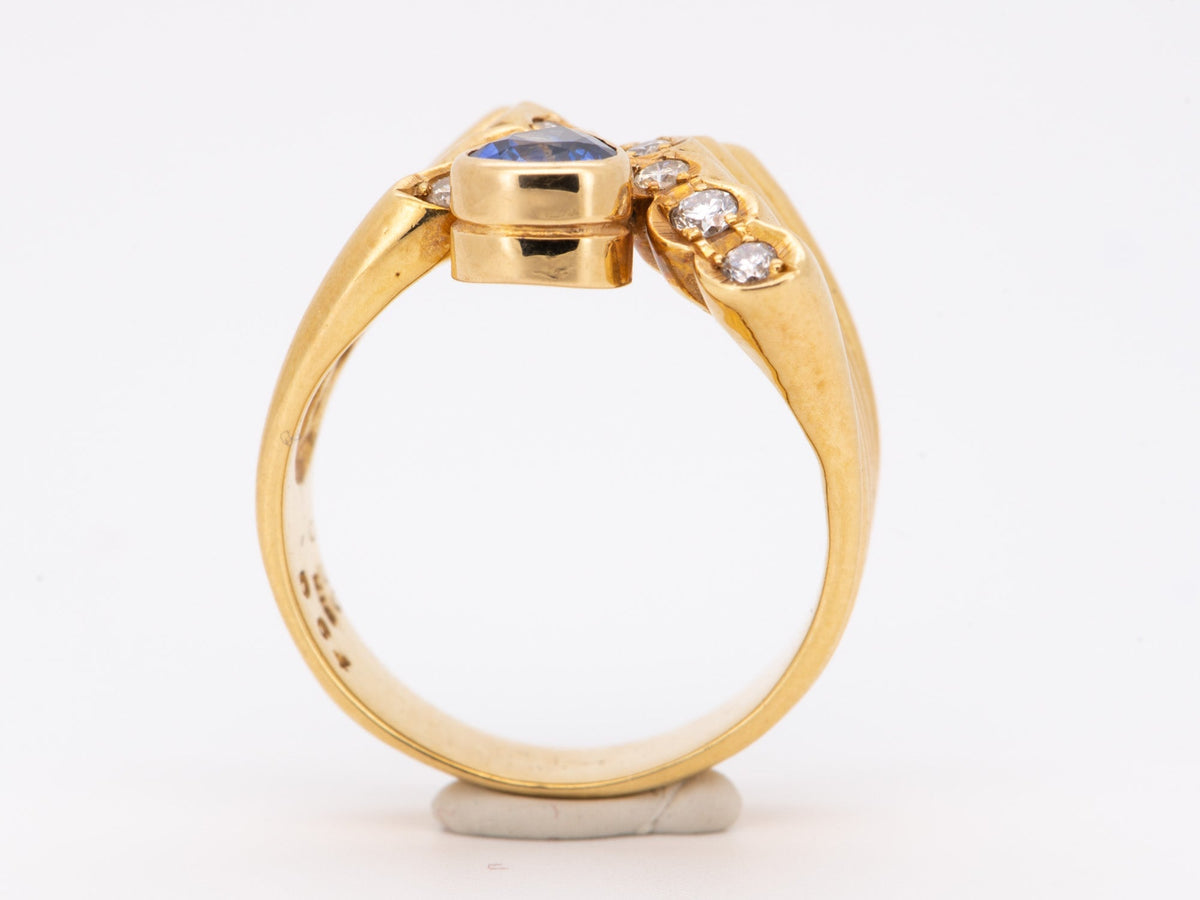 Sapphire and Diamond Ribbed Ring 18K Gold R6726 Aurora Designer