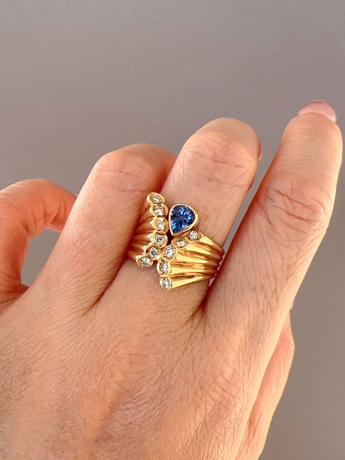 Sapphire and Diamond Ribbed Ring 18K Gold R6726 Aurora Designer