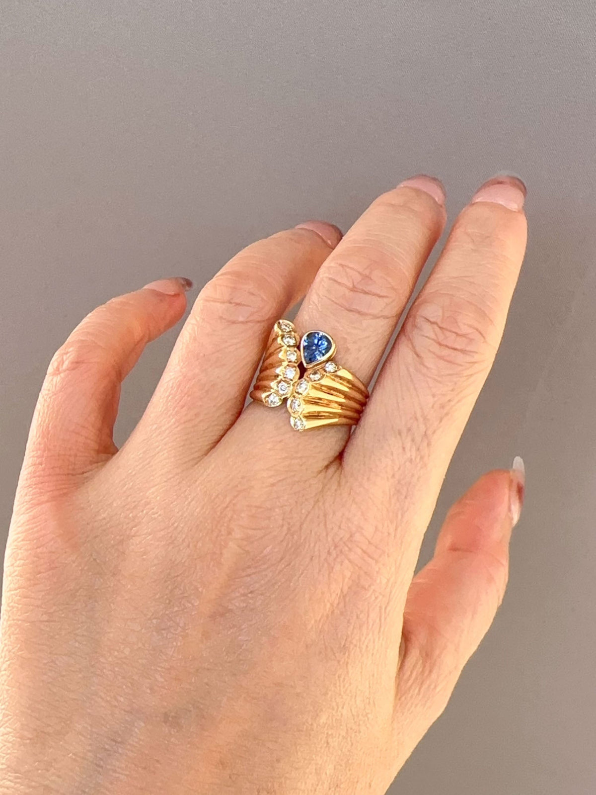 Sapphire and Diamond Ribbed Ring 18K Gold R6726 Aurora Designer