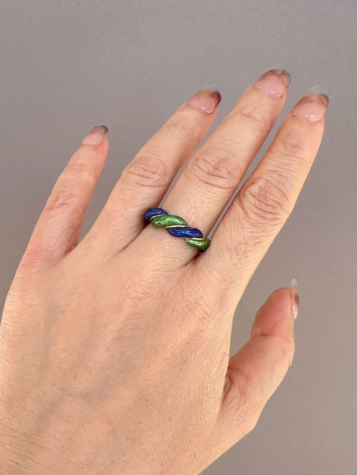 14K Gold Vintage Band with Green and Blue Enamel Swirls Twist 6.17g R6735 Aurora Designer
