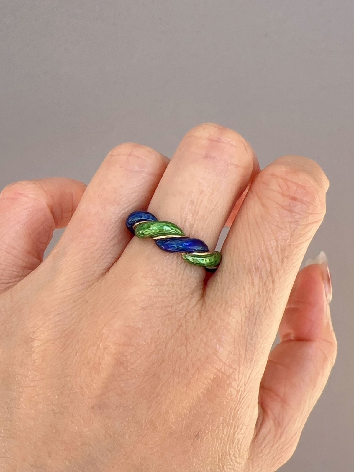 14K Gold Vintage Band with Green and Blue Enamel Swirls Twist 6.17g R6735 Aurora Designer