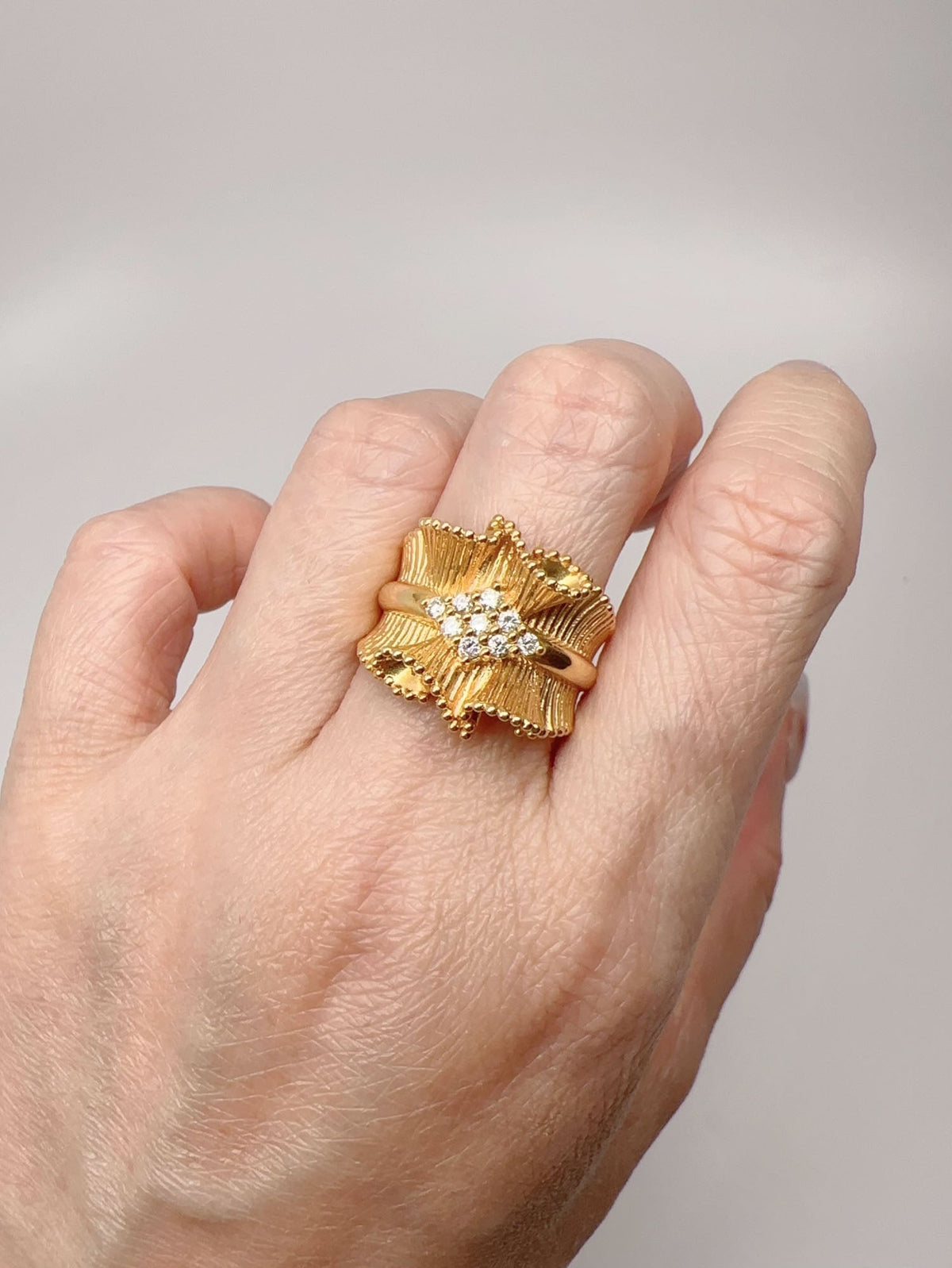 Heavy 18K Gold Ring with Ribbon Design and Diamonds 10.18g R6737 Aurora Designer