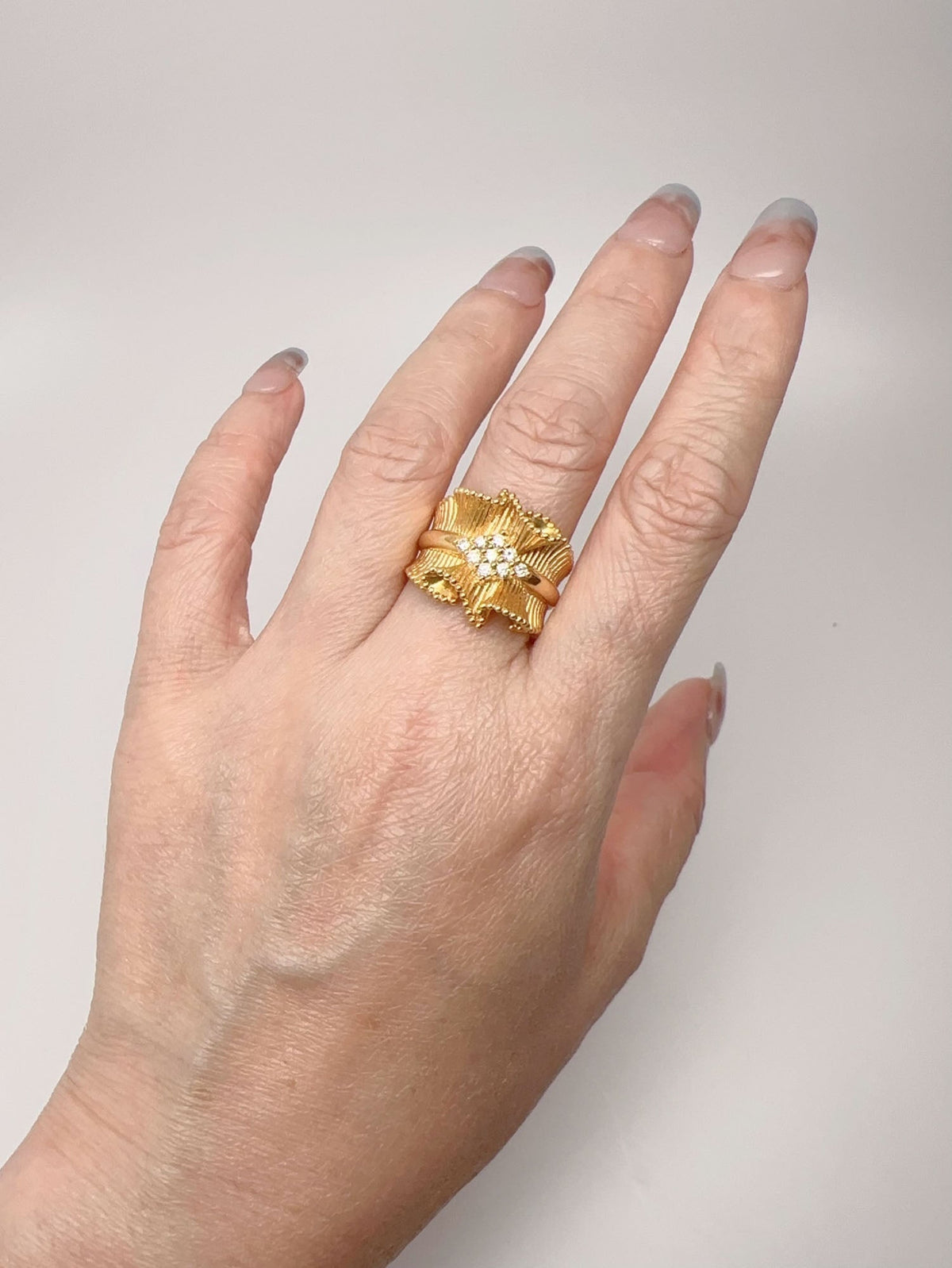 Heavy 18K Gold Ring with Ribbon Design and Diamonds 10.18g R6737 Aurora Designer