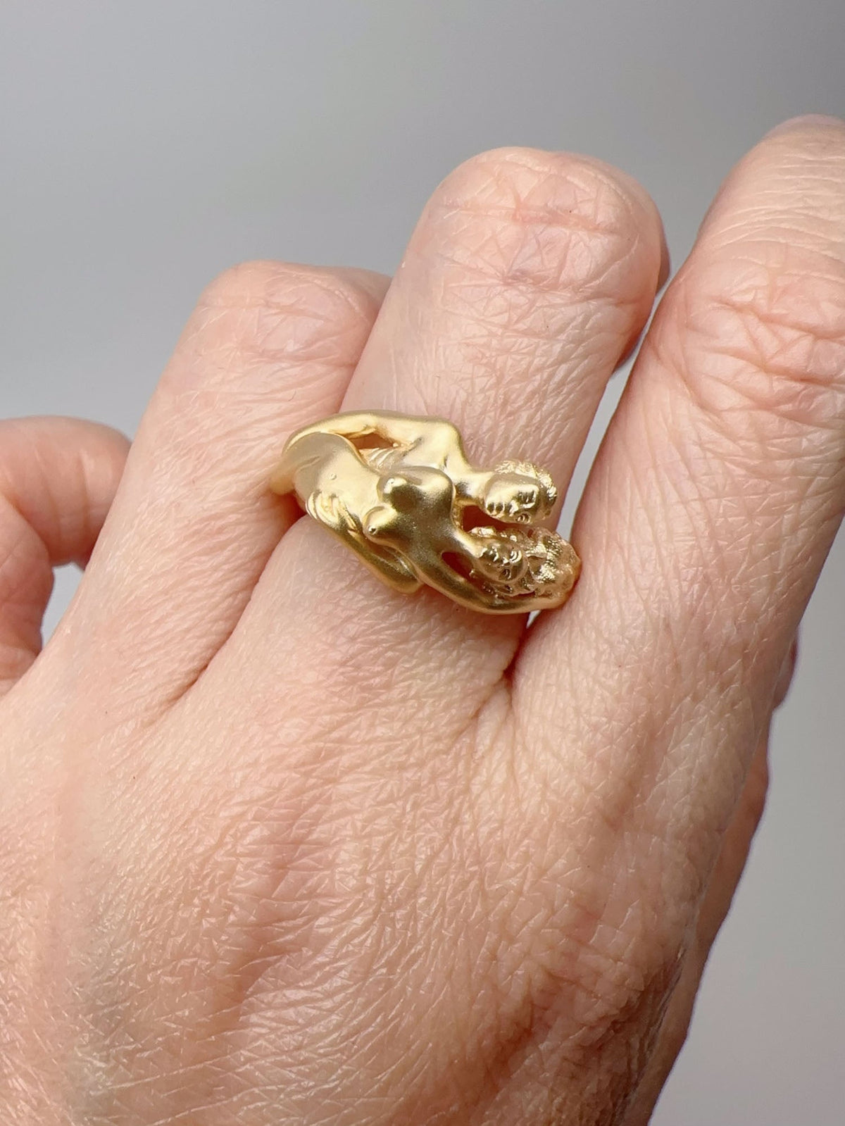 Carrera Style 18K Gold Ring Sculpted Man and Woman Intertwined 7.51g Sculptural Hand Carved Sculpture Art Jewelry Unique OOAK R6738 Aurora Designer