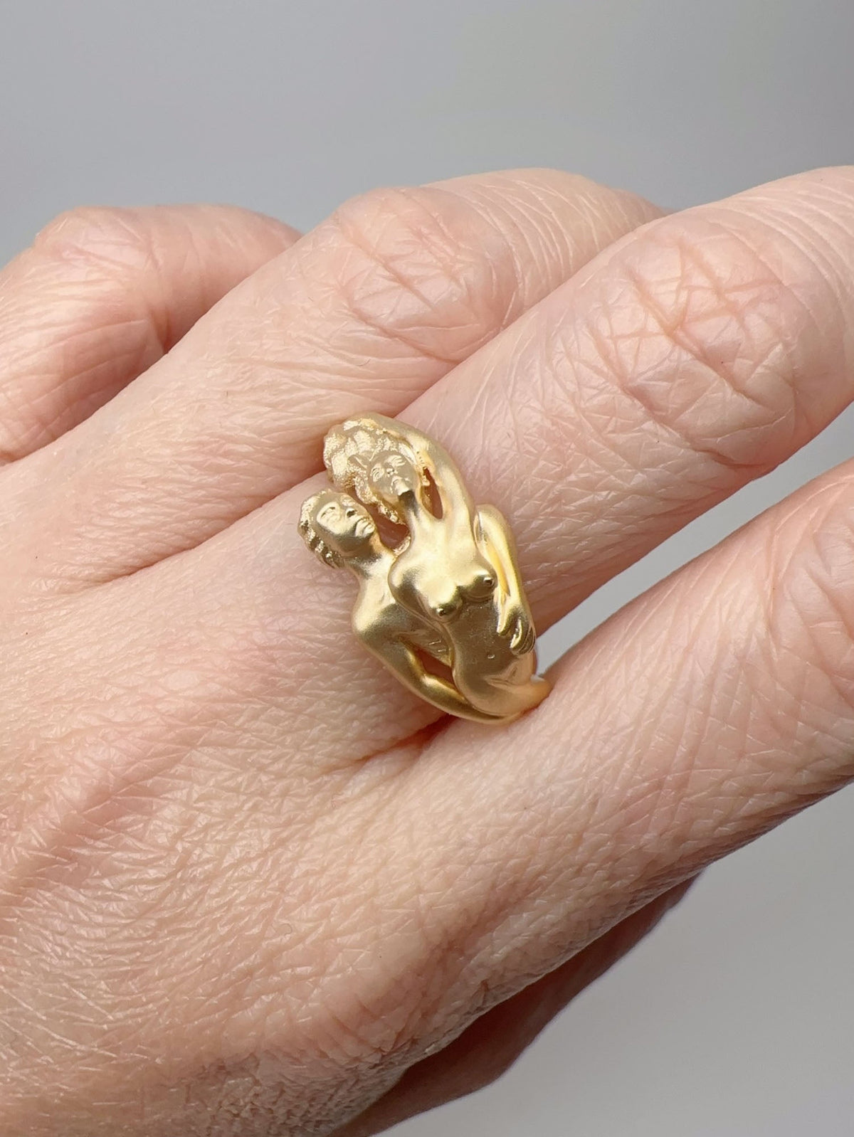 Carrera Style 18K Gold Ring Sculpted Man and Woman Intertwined 7.51g Sculptural Hand Carved Sculpture Art Jewelry Unique OOAK R6738 Aurora Designer