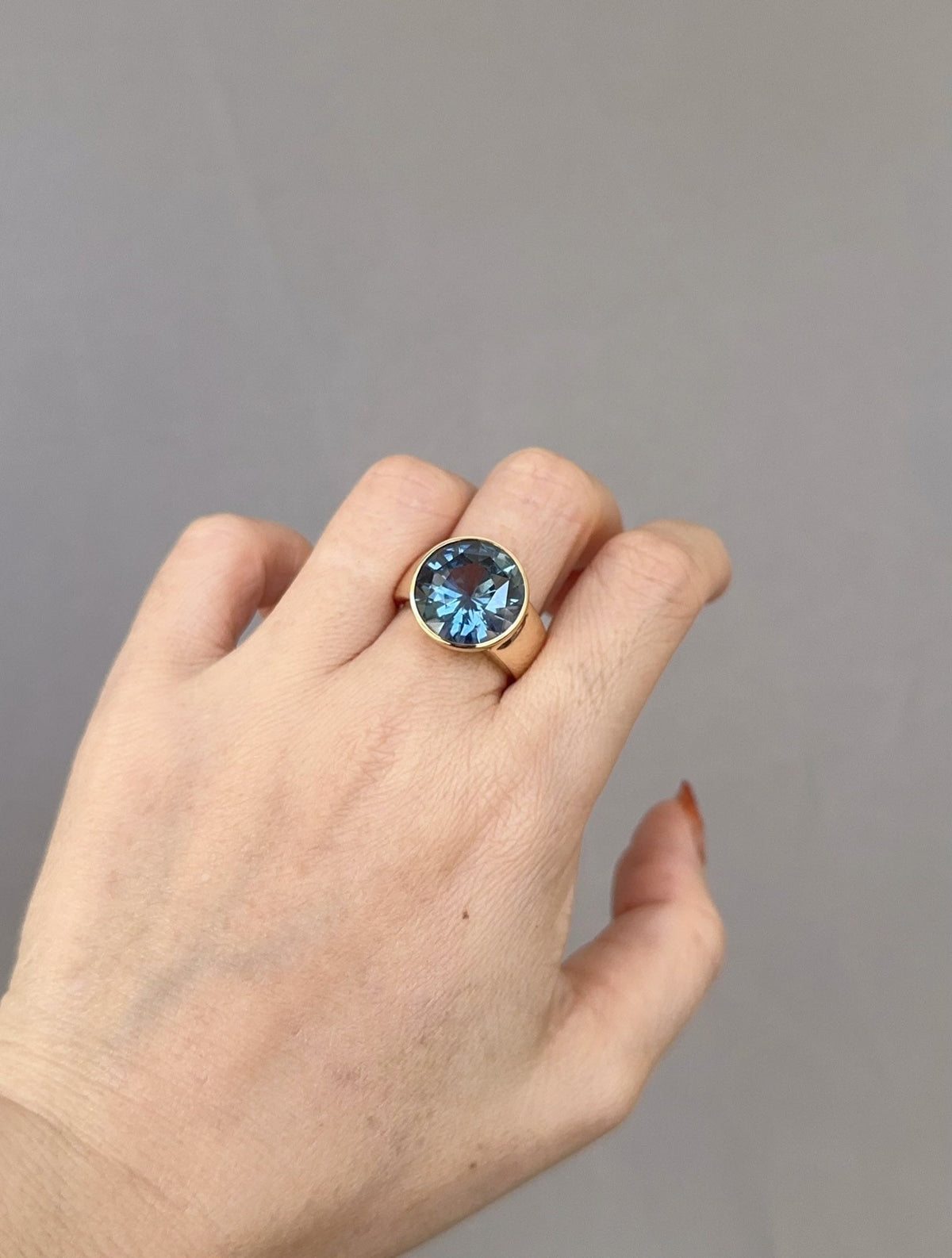 10.48ct GIA-Certified Unheated Sapphire on Wide Band Ring 18K Gold R6766 Aurora Designer