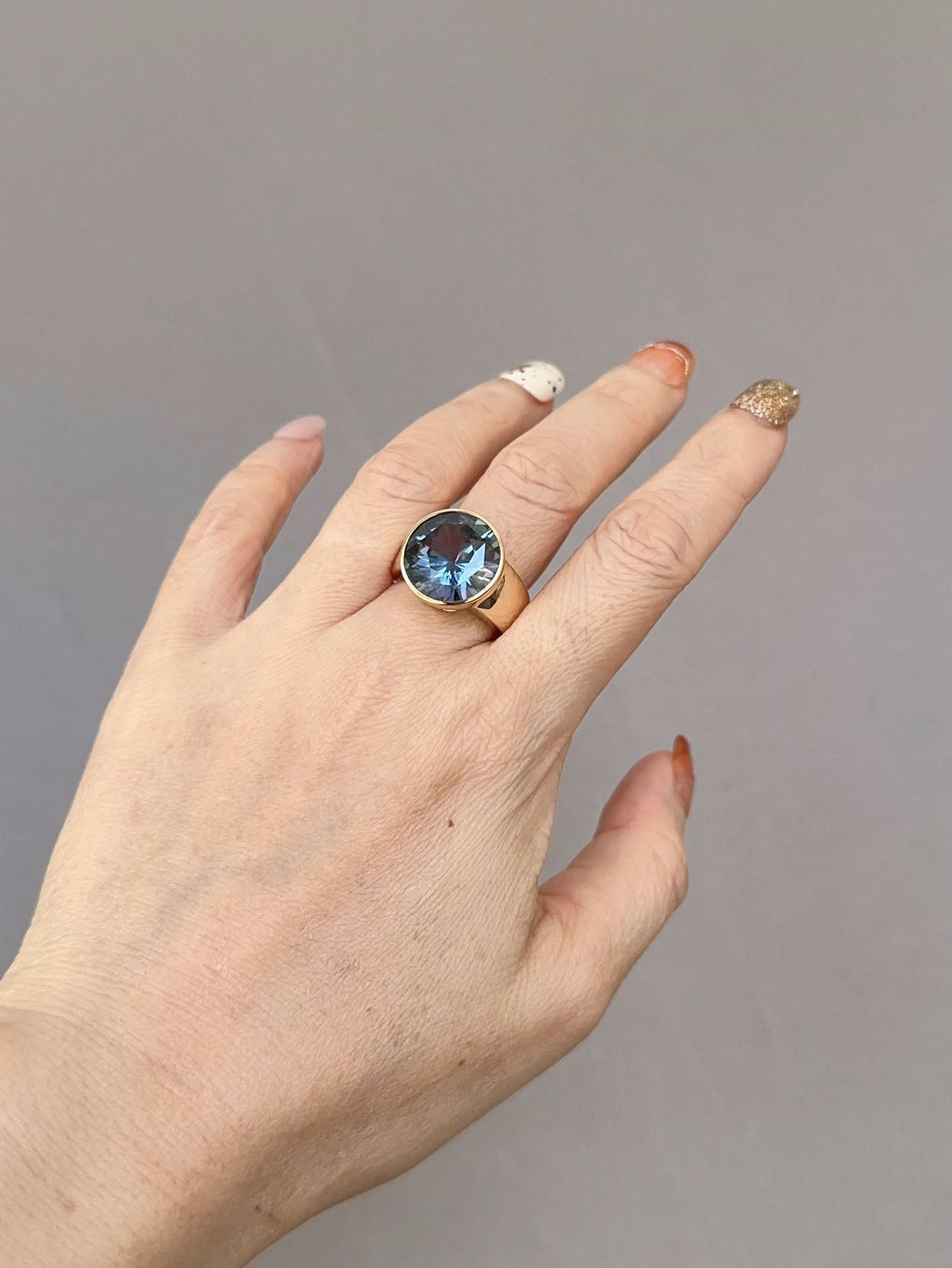 10.48ct GIA-Certified Unheated Sapphire on Wide Band Ring 18K Gold R6766 Aurora Designer