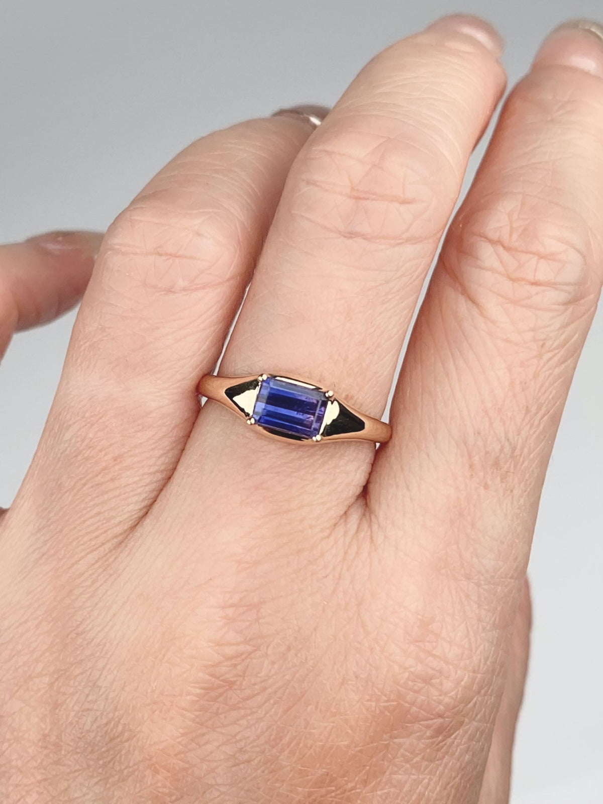 14K Gold Signet Ring with Unique Pinkish Purple Bi-Color Sapphire R6784 Aurora Designer