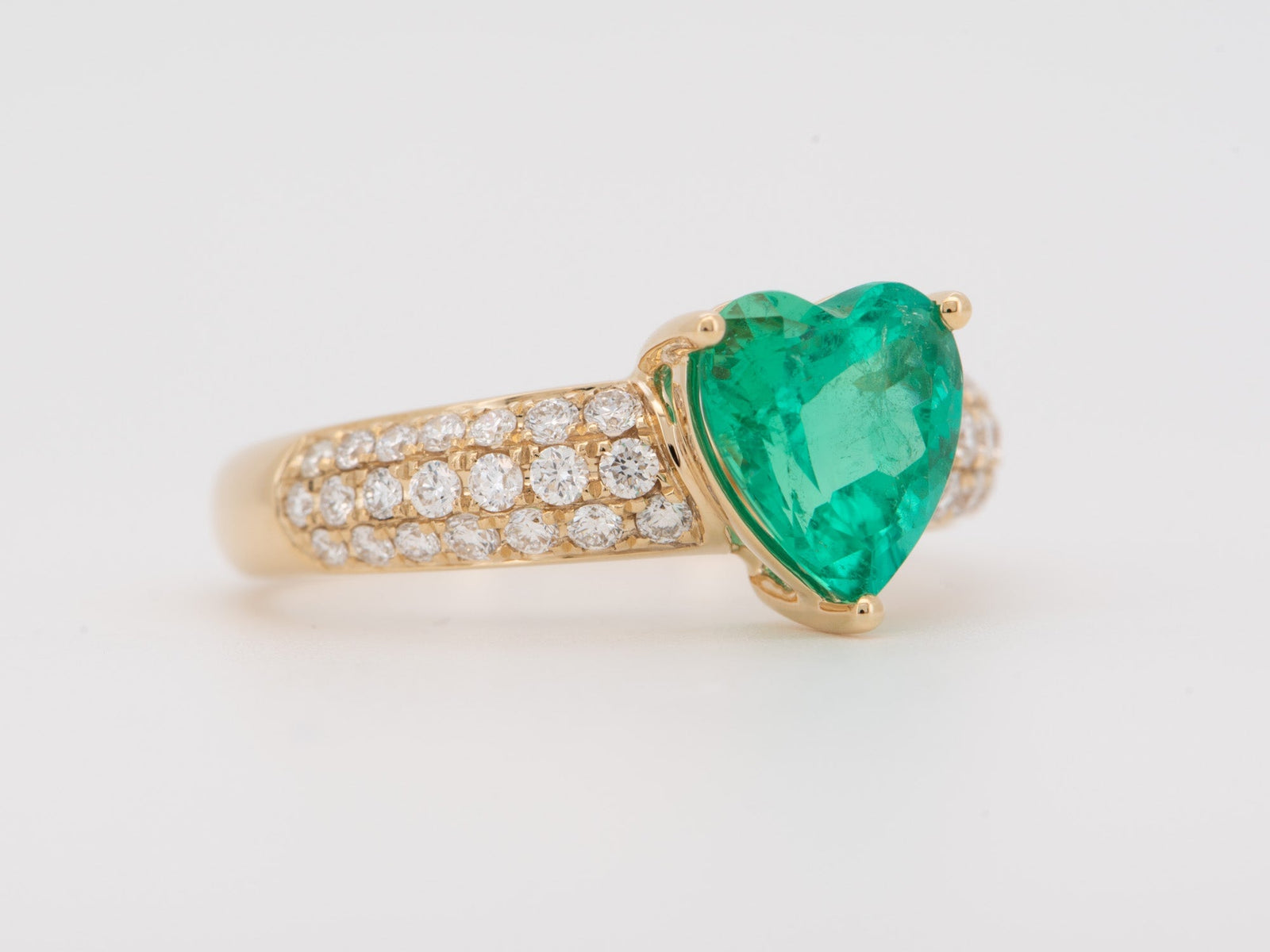 14K Gold Colombian Emerald on Diamond Pave Engagement Ring Heart-Shaped Gemstone GIA Certificate F1 Minor Oil R6819 Aurora Designer