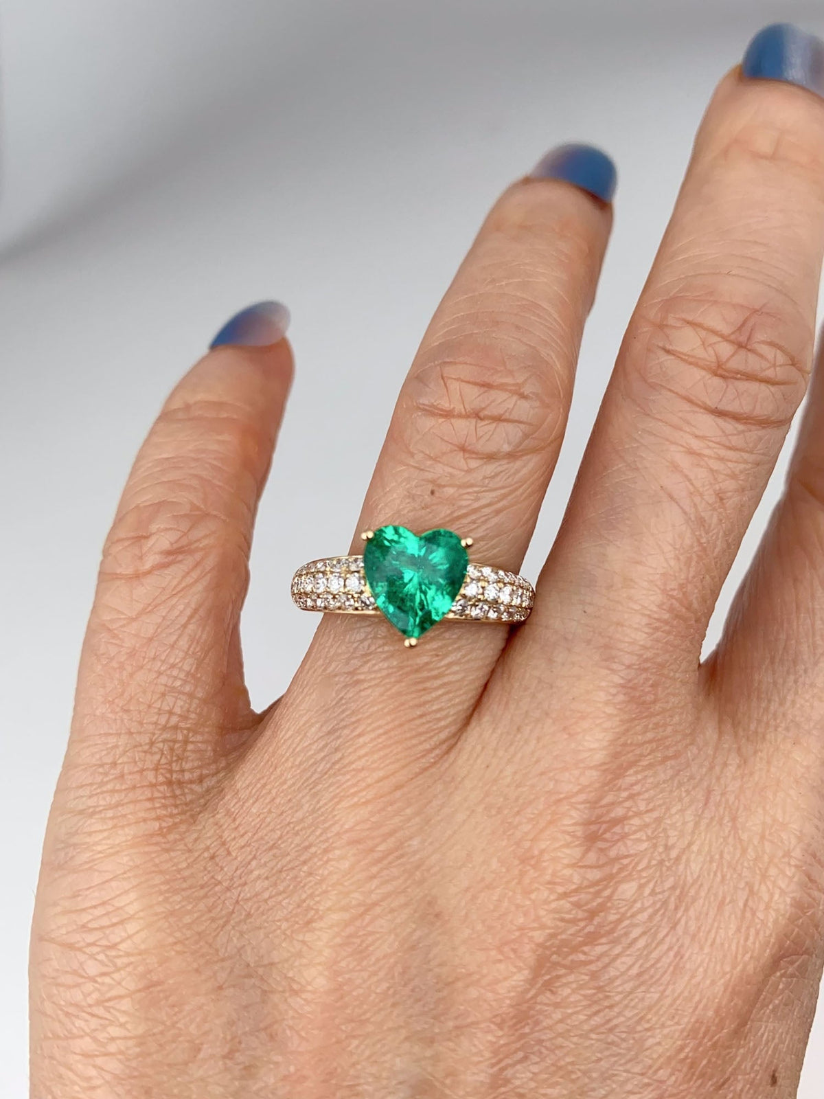 14K Gold Colombian Emerald on Diamond Pave Engagement Ring Heart-Shaped Gemstone GIA Certificate F1 Minor Oil R6819 Aurora Designer