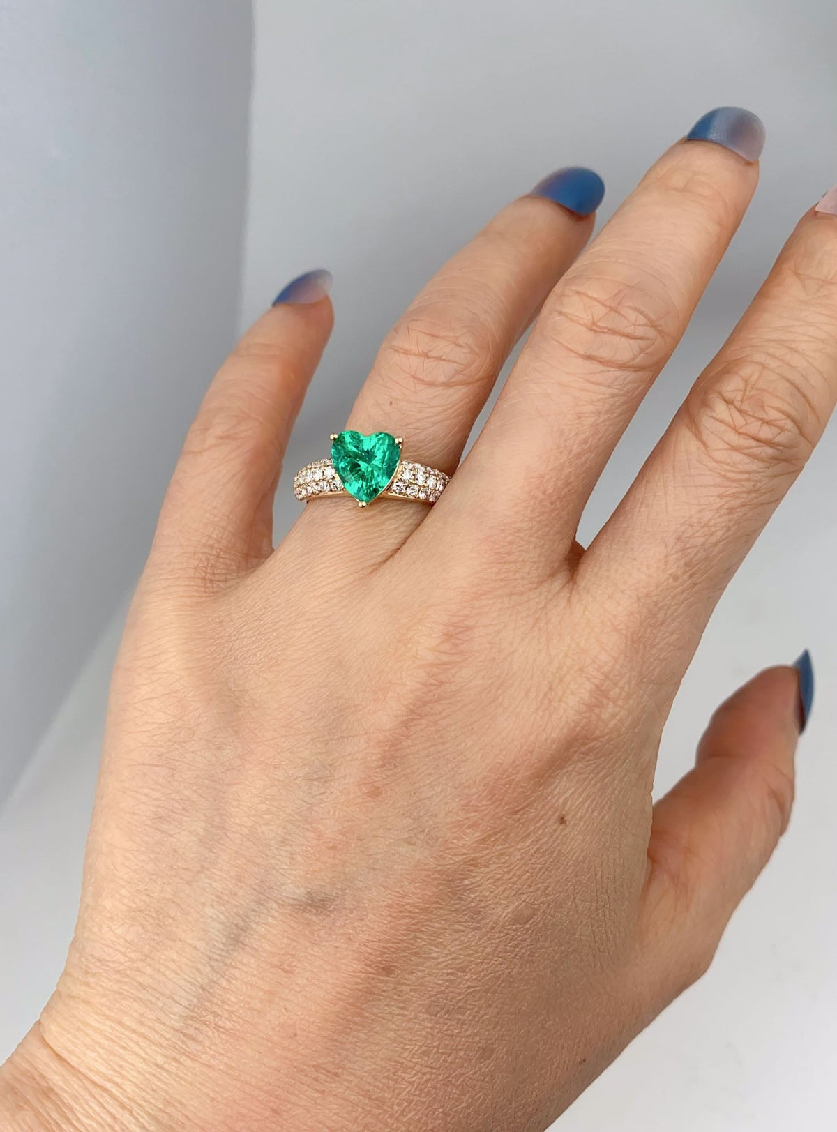 14K Gold Colombian Emerald on Diamond Pave Engagement Ring Heart-Shaped Gemstone GIA Certificate F1 Minor Oil R6819 Aurora Designer