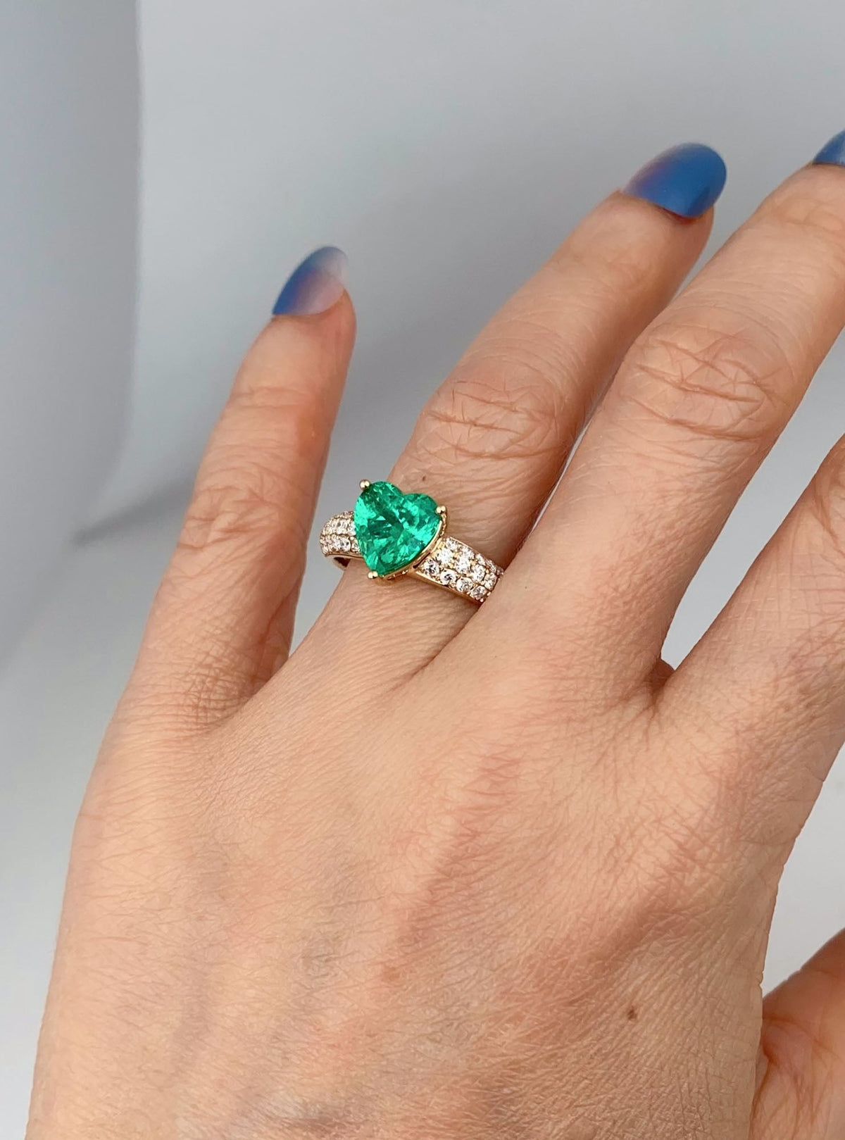 14K Gold Colombian Emerald on Diamond Pave Engagement Ring Heart-Shaped Gemstone GIA Certificate F1 Minor Oil R6819 Aurora Designer
