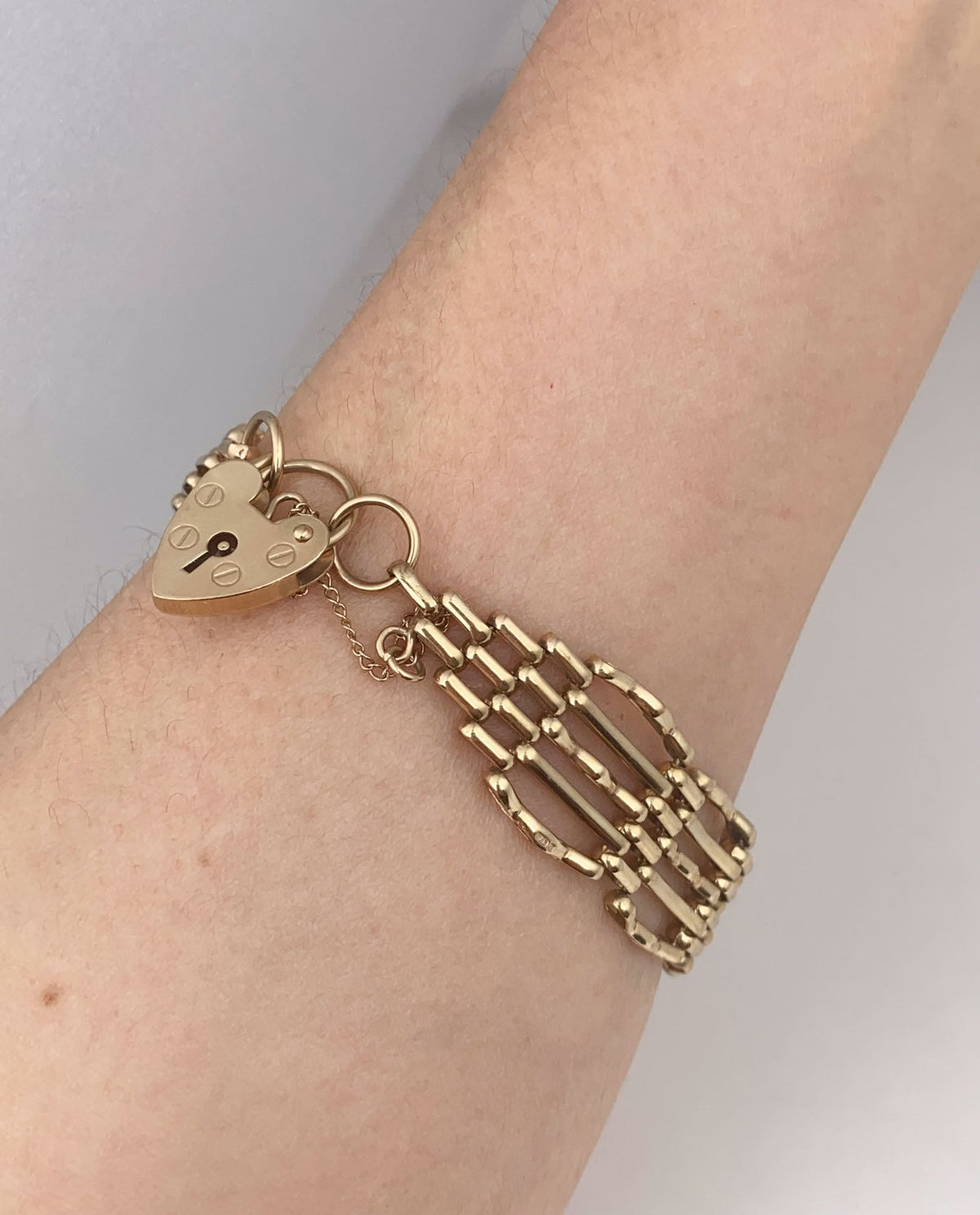 9K Gold Vintage Wide Gate Link Bracelet V1064 Aurora Designer