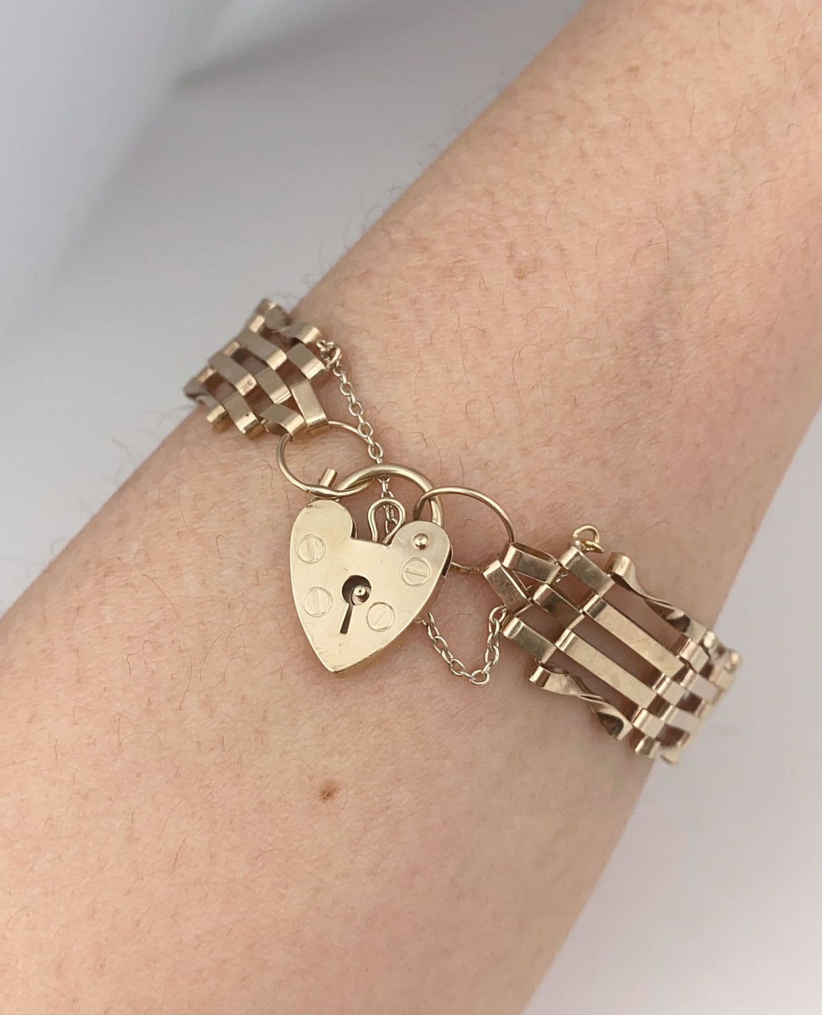 9K Gold Vintage Wide Gate Link Bracelet with Padlock Heart Clasp 6.75" Has Safety Link Heavy 15g+ Assayed 375 V1064 Aurora Designer