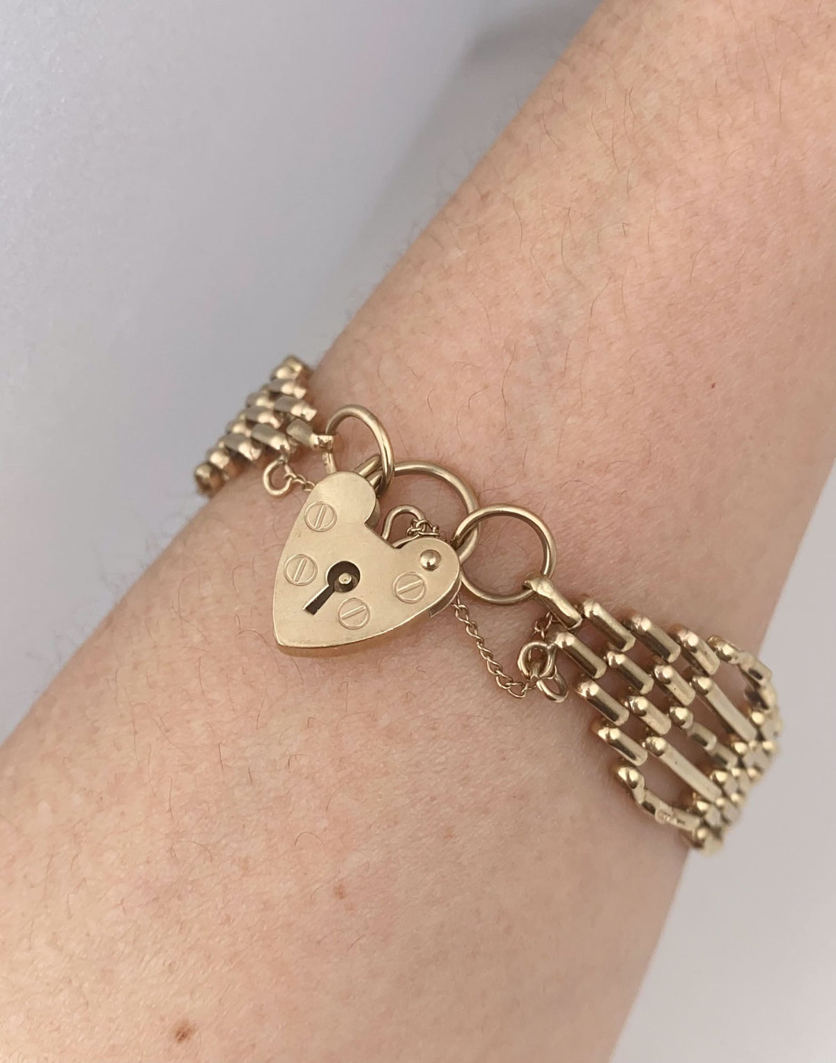 9K Gold Vintage Wide Gate Link Bracelet V1064 Aurora Designer