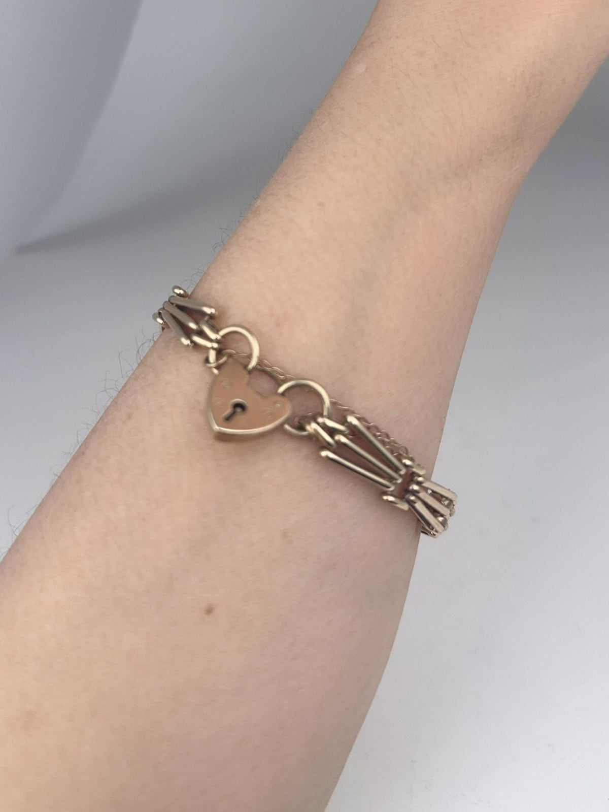 9K Gold Vintage Gate Link Bracelet with Padlock Heart Clasp 7" Has Safety Link Heavy 15g+ Assayed 375 V1067 Aurora Designer