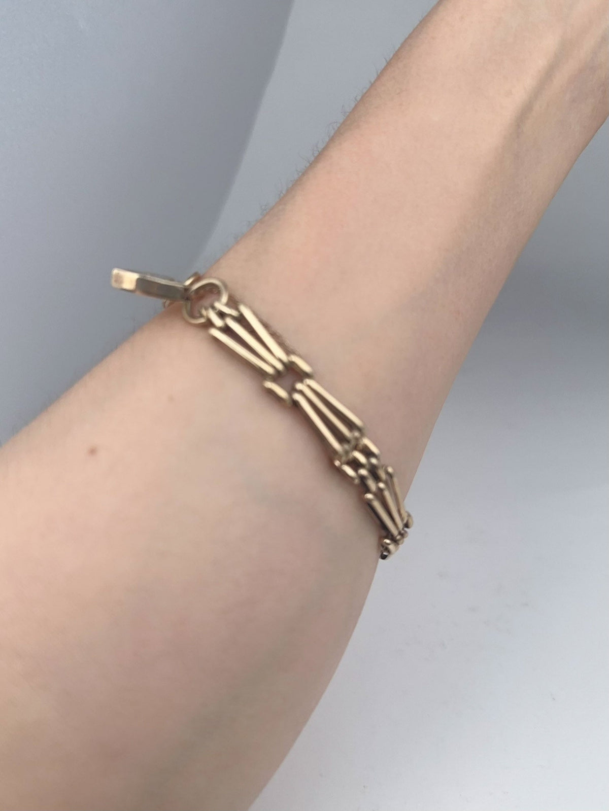 9K Gold Vintage Gate Link Bracelet with Padlock Heart Clasp 7" Has Safety Link Heavy 15g+ Assayed 375 V1067 Aurora Designer