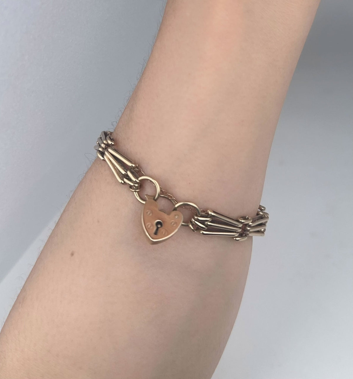 9K Gold Vintage Gate Link Bracelet with Padlock Heart Clasp 7" Has Safety Link Heavy 15g+ Assayed 375 V1067 Aurora Designer