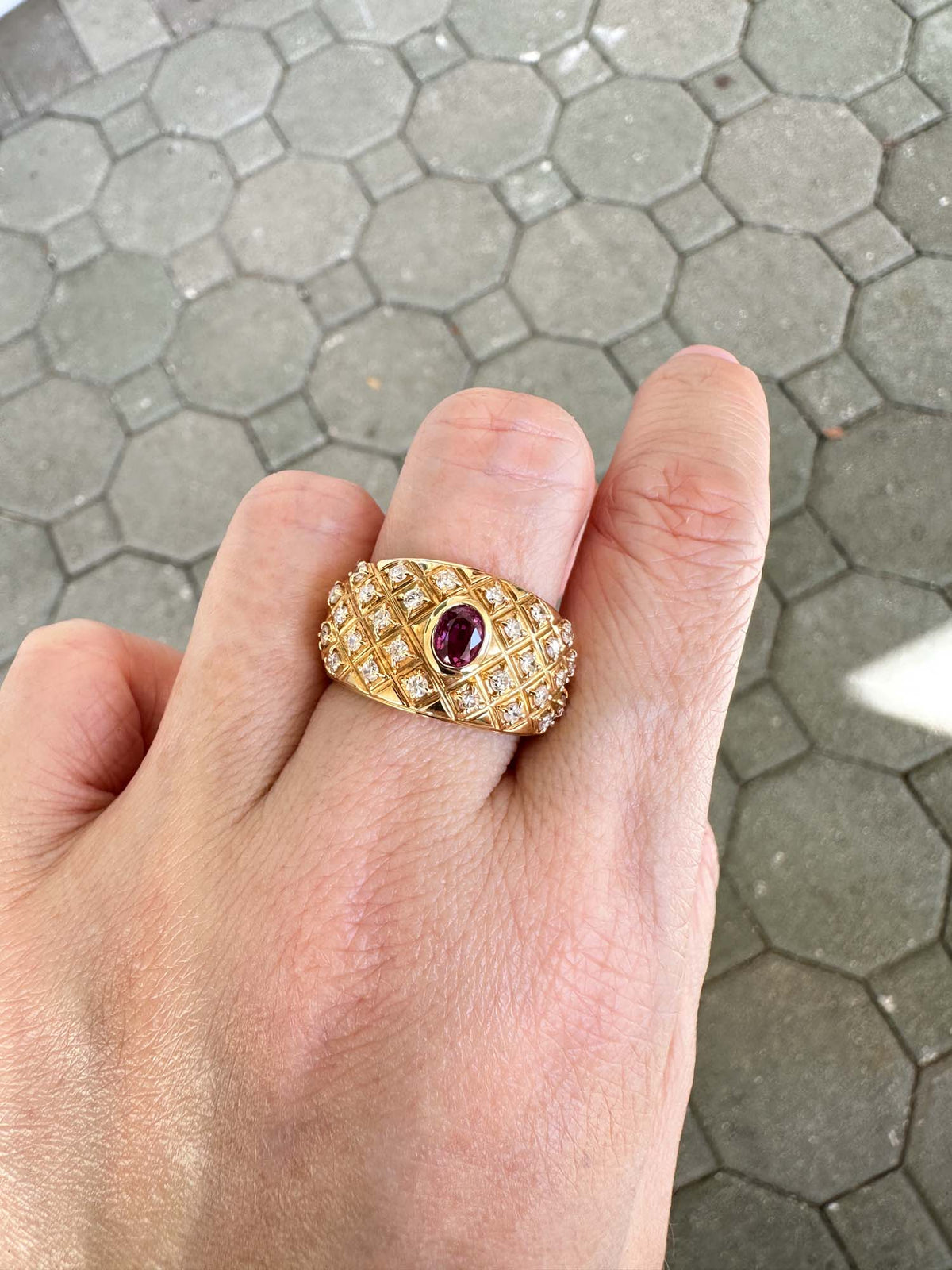 Diamond Studded Wide Band with Ruby 18K Gold 11.7g V1113 Aurora Designer