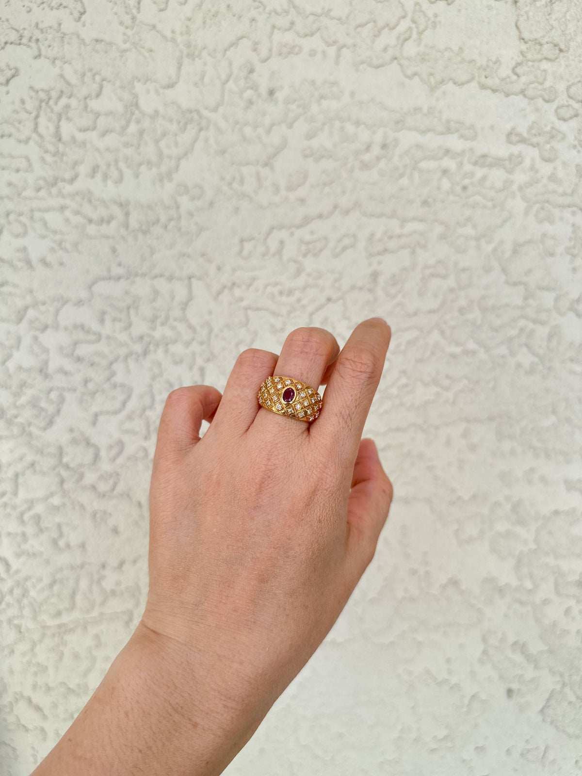 Diamond Studded Wide Band with Ruby 18K Gold 11.7g V1113 Aurora Designer