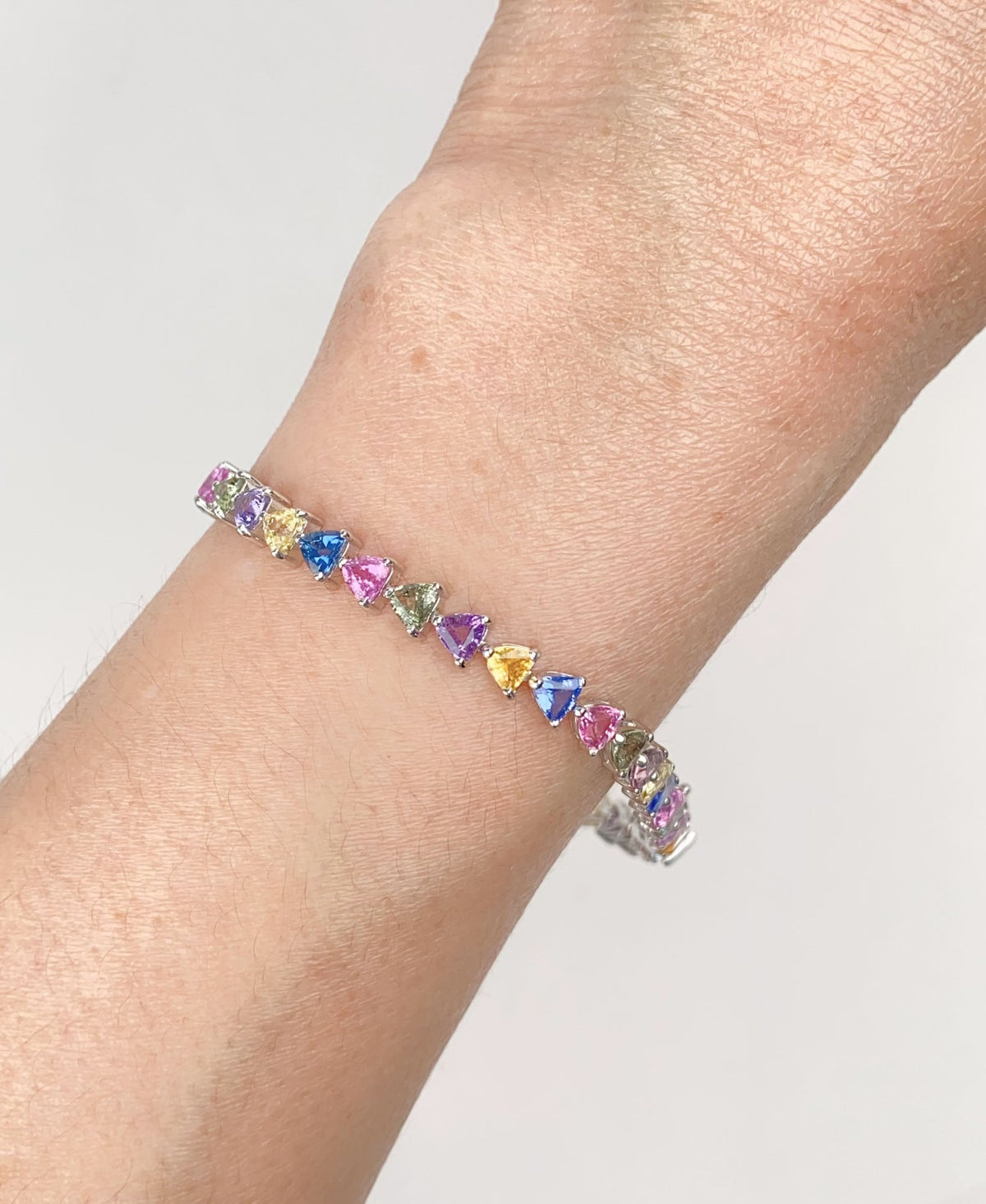 18K White Gold Mixed Sapphire Bracelet Rainbow Triangle Cut Stones 7 Inches 17ct 10.6g V1157 Aurora Designer