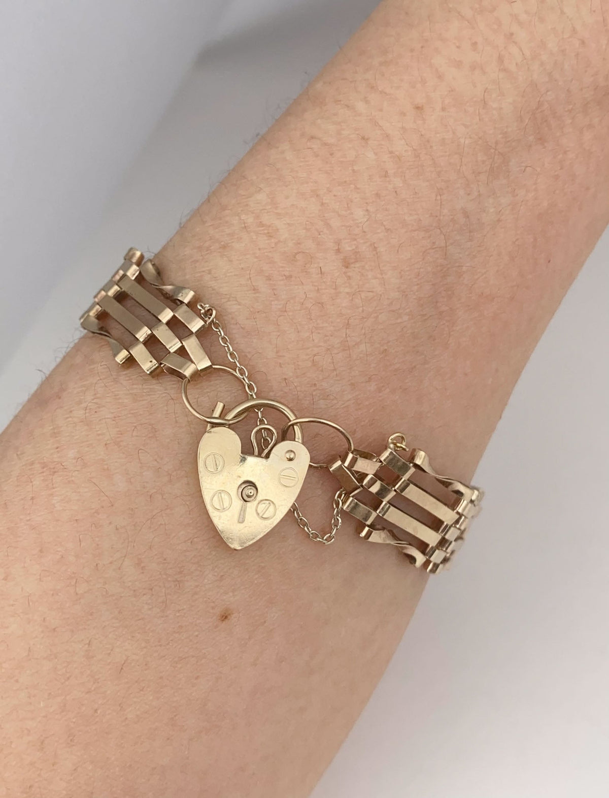 9K Gold Vintage Gate Link Bracelet with Padlock Heart Clasp 7.25" Has Safety Link 10g Assayed 375 V1203 Aurora Designer