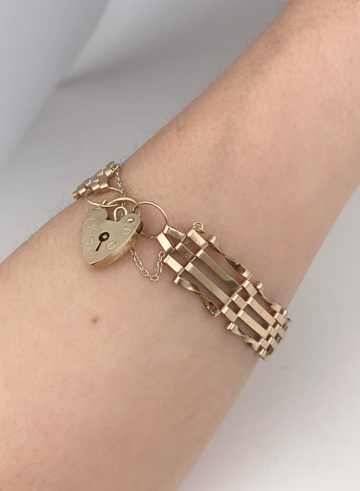 9K Gold Vintage Gate Link Bracelet with Padlock Heart Clasp 7.25" Has Safety Link 10g Assayed 375 V1203 Aurora Designer
