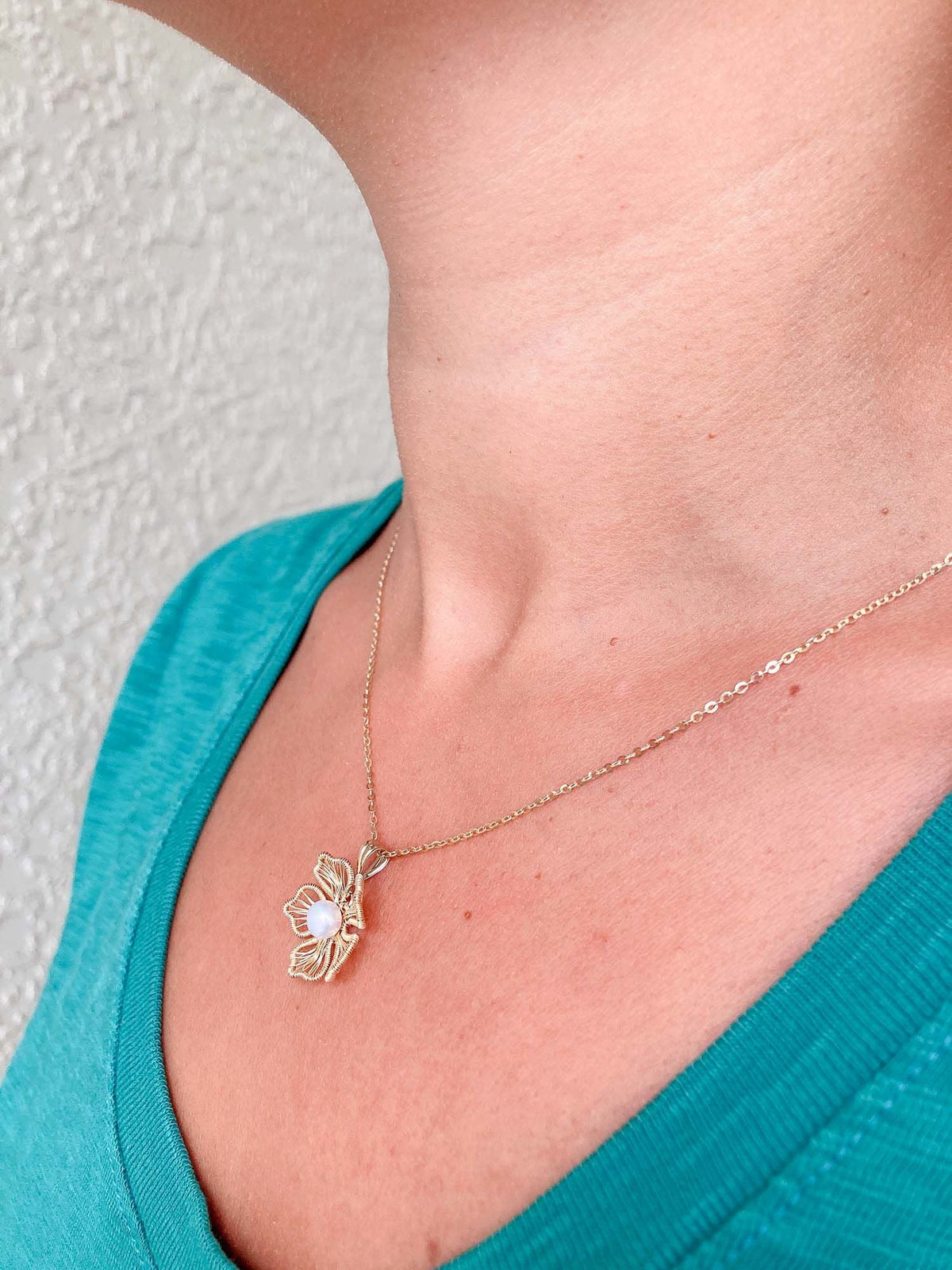 14K Gold Filled Wire Wrap Flower Motiff Pendant with Freshwater Pearl R4135 Aurora Designer