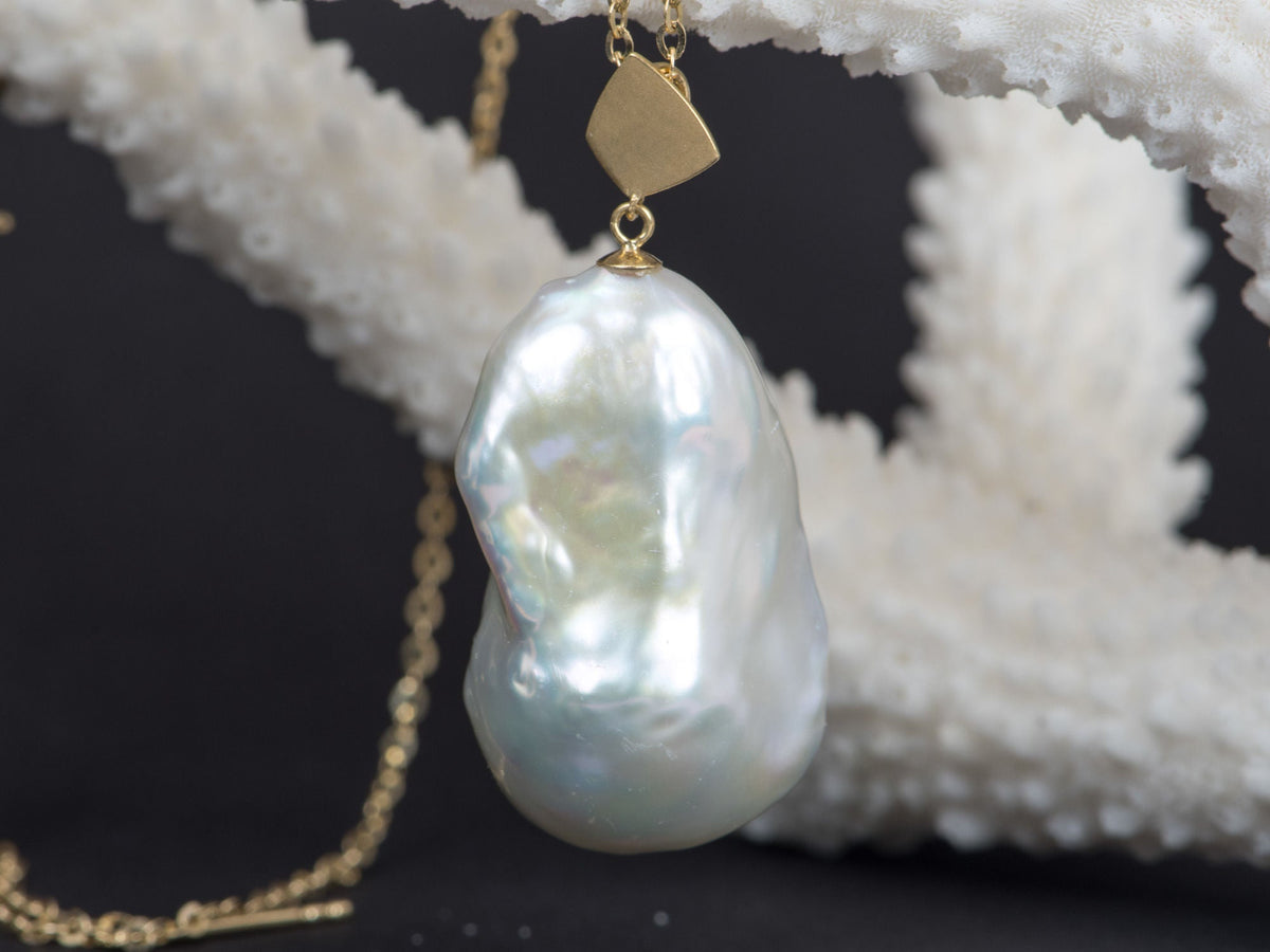 Natural Flameball Pearl Pendant with 18K Gold Bail R4257 Aurora Designer