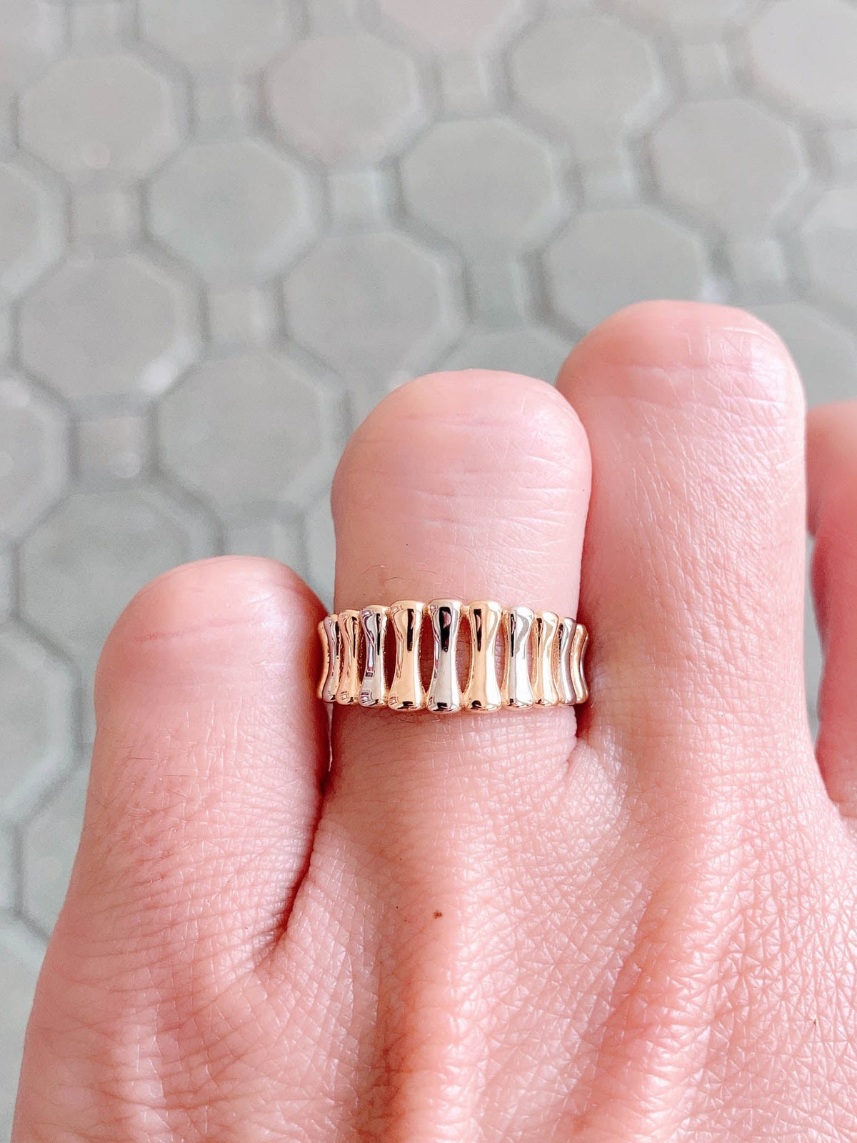 Light Weight 3-Dimensional Fence Band 18K Gold R5063 Aurora Designer