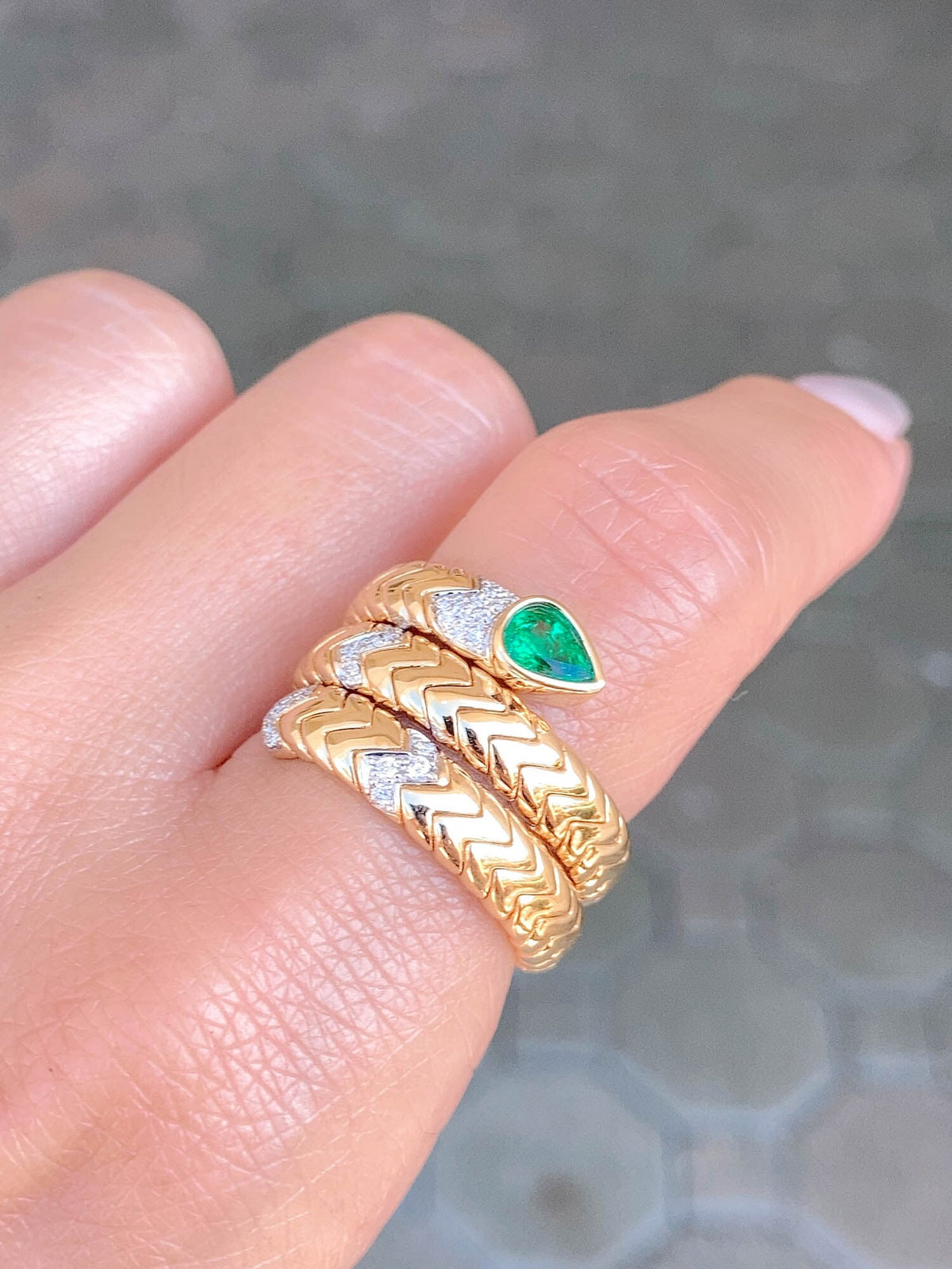18K Gold Tubogas Snake Coil Ring with Emerald Head and Diamond Accent 13.8g R6502 Aurora Designer