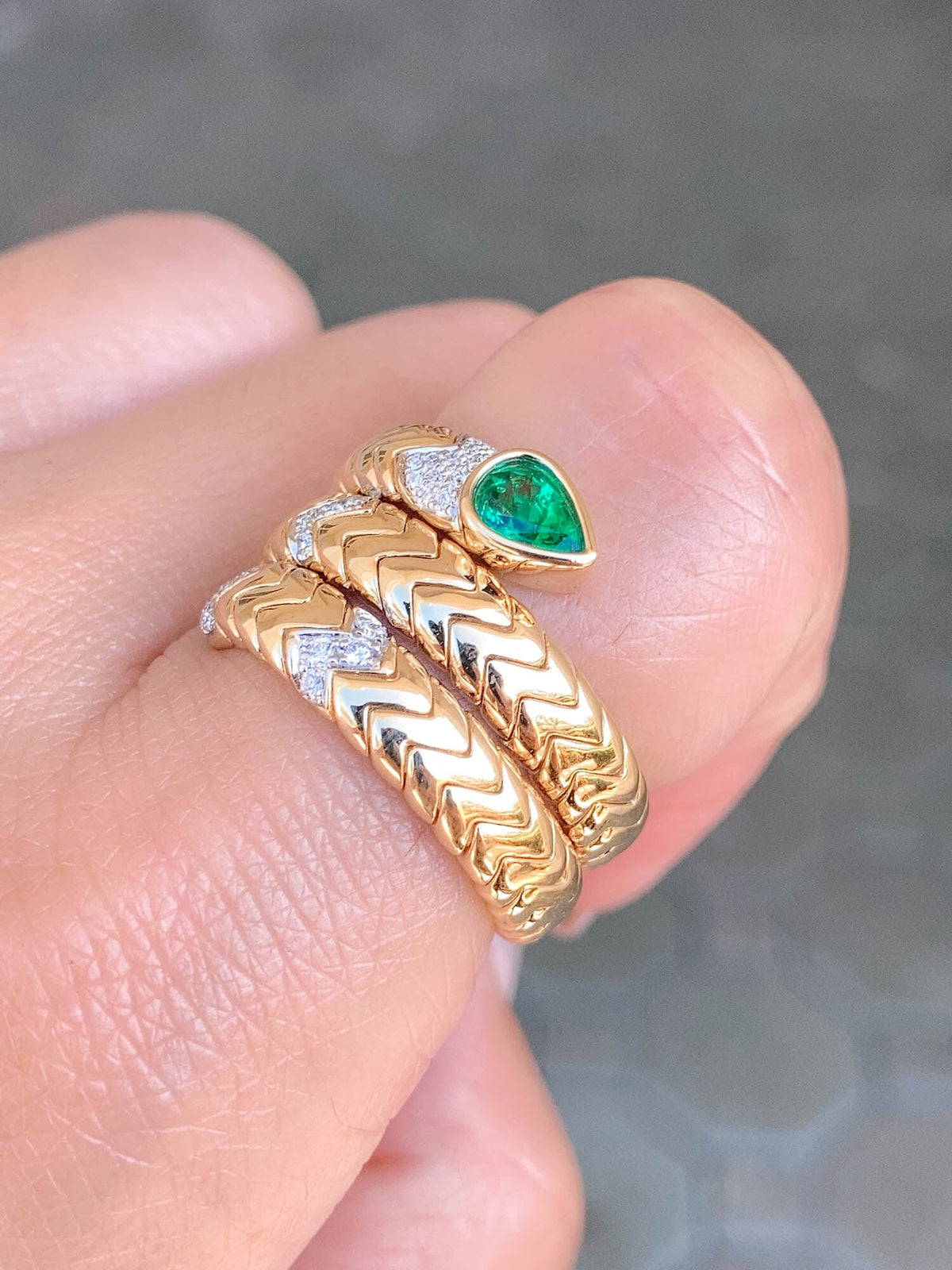 18K Gold Tubogas Snake Coil Ring with Emerald Head and Diamond Accent 13.8g R6502 Aurora Designer