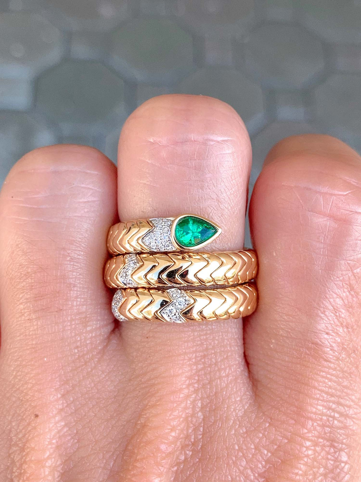 18K Gold Tubogas Snake Coil Ring with Emerald Head and Diamond Accent 13.8g R6502 Aurora Designer